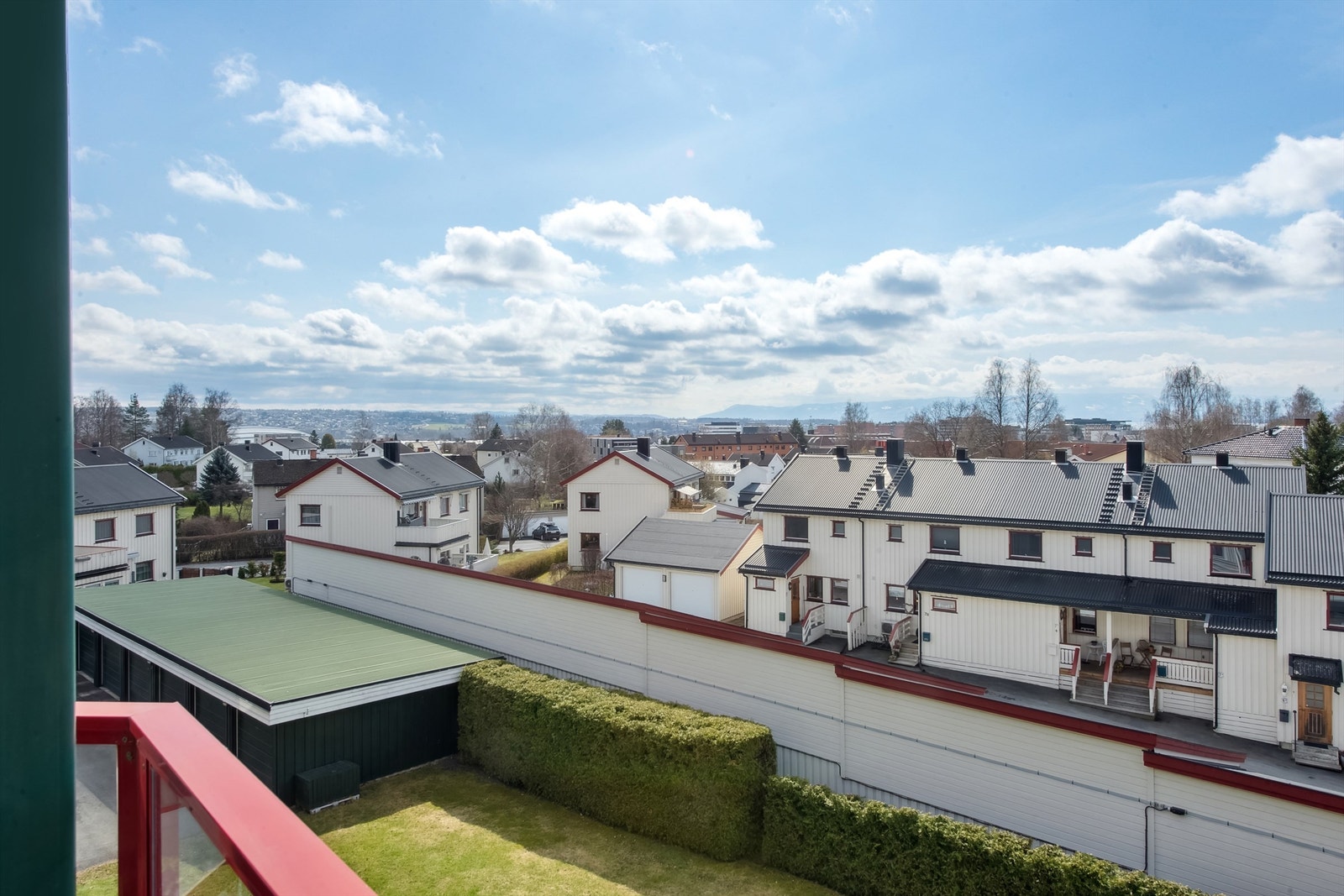 Fra leiligheten har man kort vei til alle fasiliteter samt umiddelbar nærhet til skole og barnehage. I tillegg et pent opparbeidet fellesareal ute for beboerne. Galleribilde