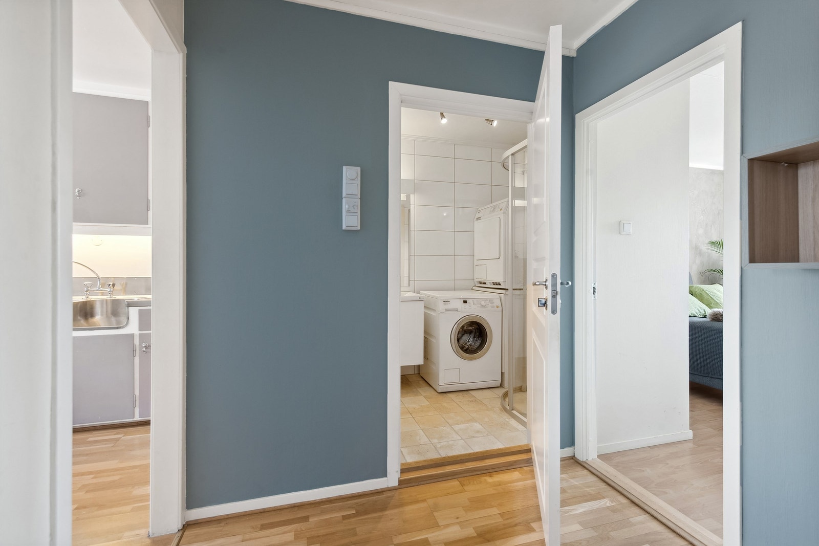 Via felles trappeoppgang tar du deg inn i leiligheten som ligger i 3.etasje og som består av en hyggelig entré, stue, separat kjøkken, to soverom og flislagt bad Galleribilde