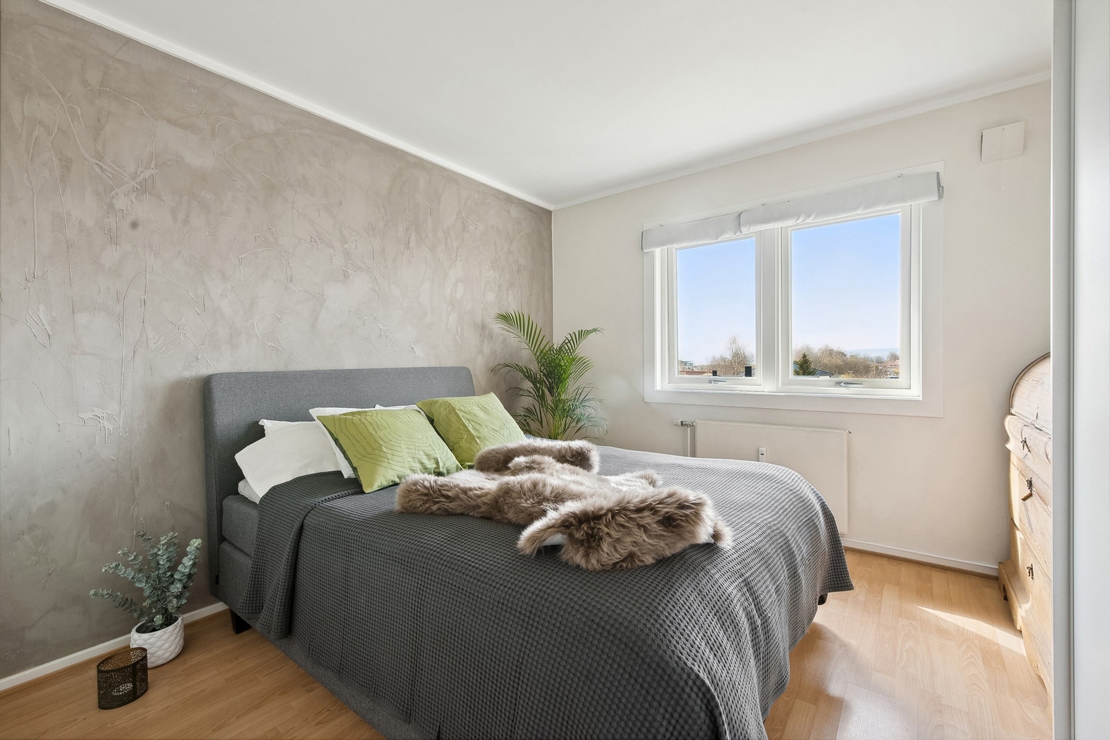 Leiligheten inneholder to soverom. Hovedsoverommet er i god størrelse med delikate overflater. Galleribilde