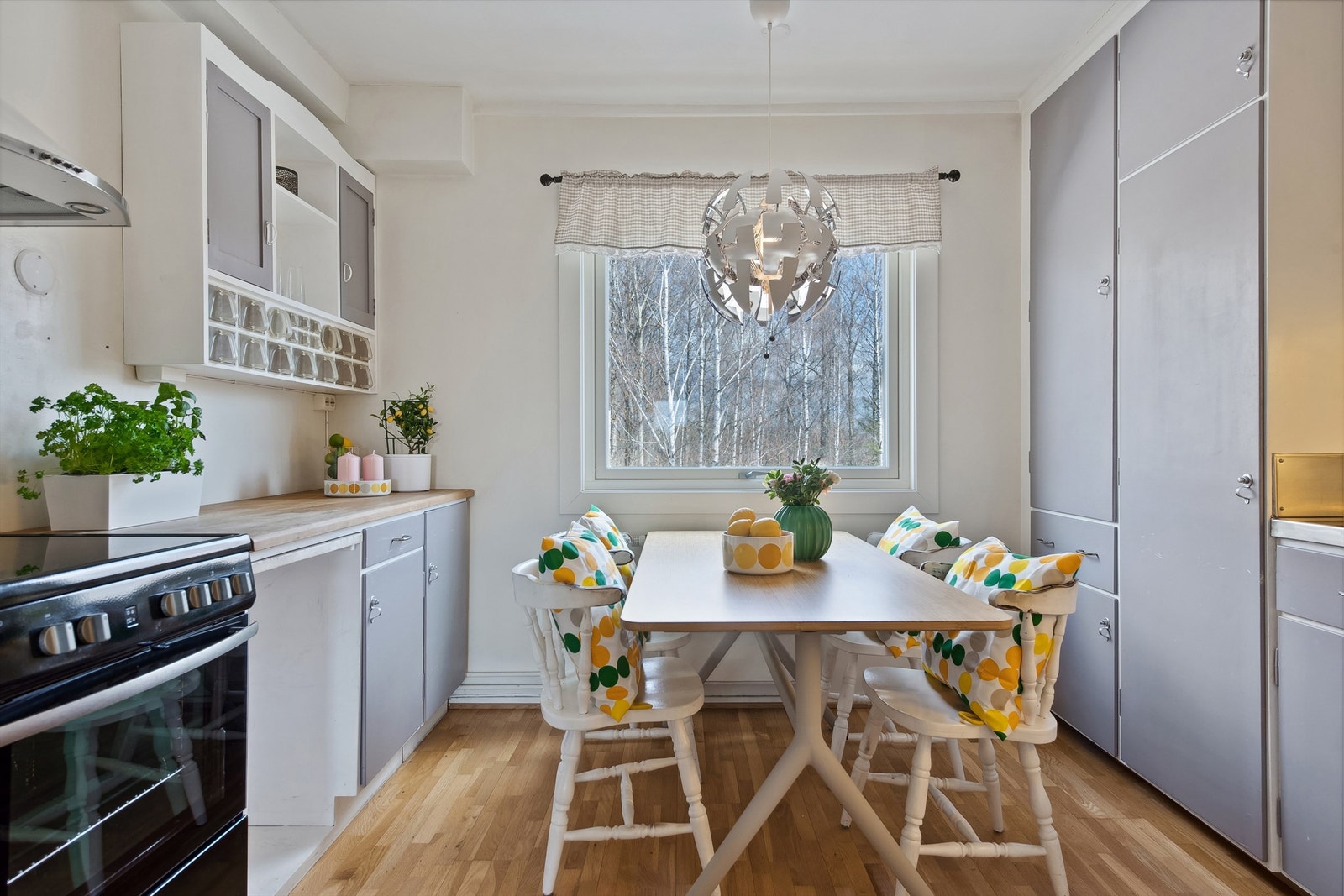 Romslig kjøkken med eldre innredning. Galleribilde