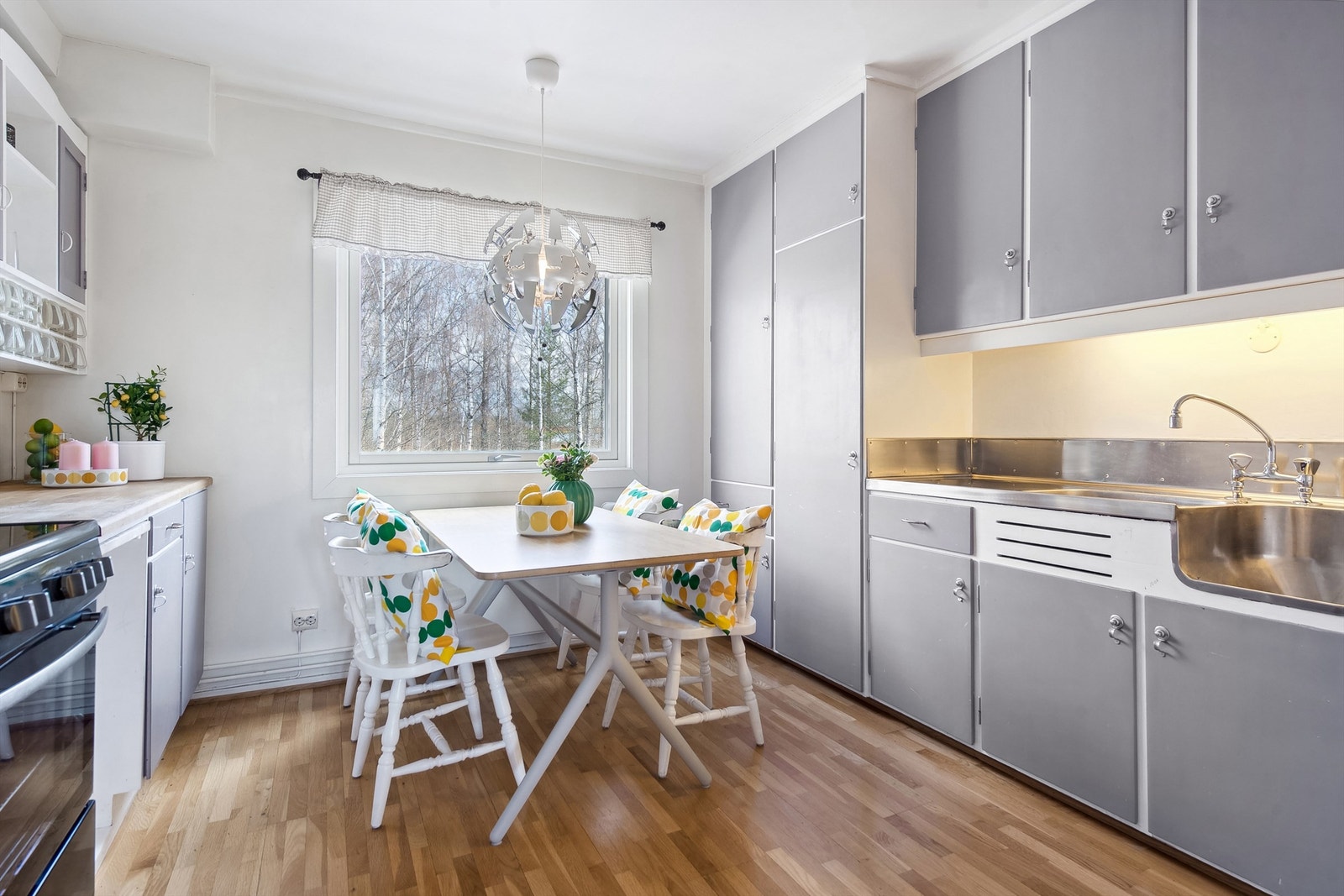 Kjøkkenet har fin plass for spisegruppe. Gråmalt innredning med glatte fronter. Galleribilde