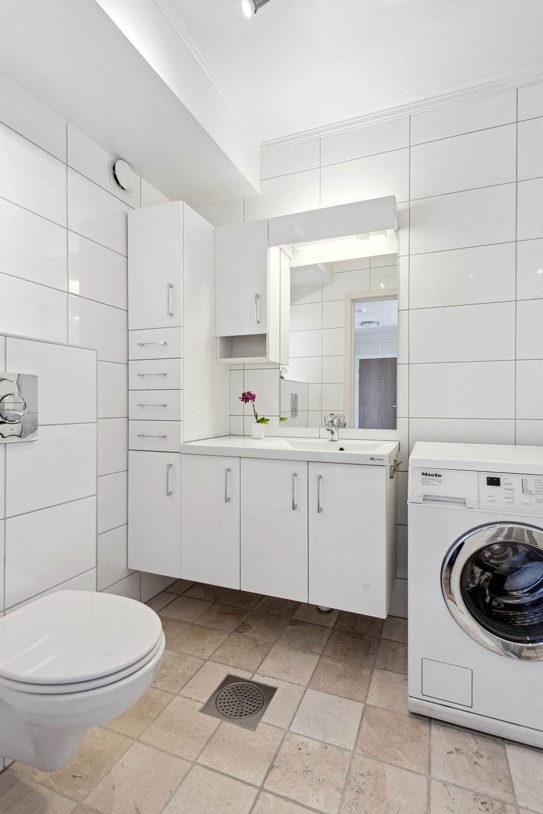 Flislagt pent baderom fra 2011 med varmekabler i gulv. Galleribilde