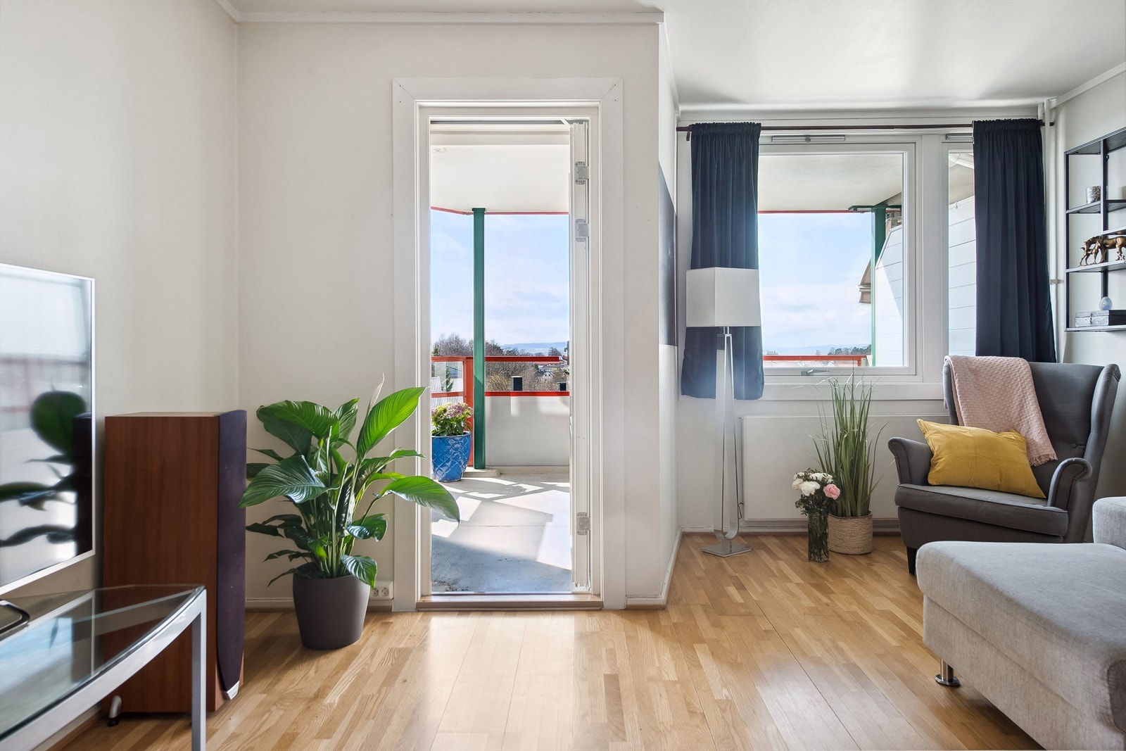 Stuen har fint med innslipp av dagslys. Galleribilde