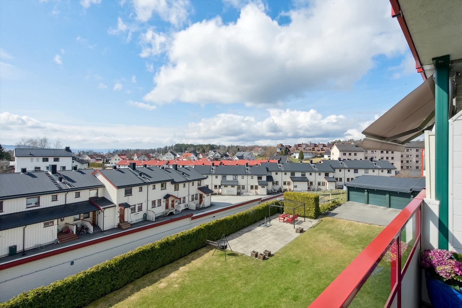 Lys og romslig balkong med vidstrakt utsikt over et fredelig boligområde. Galleribilde