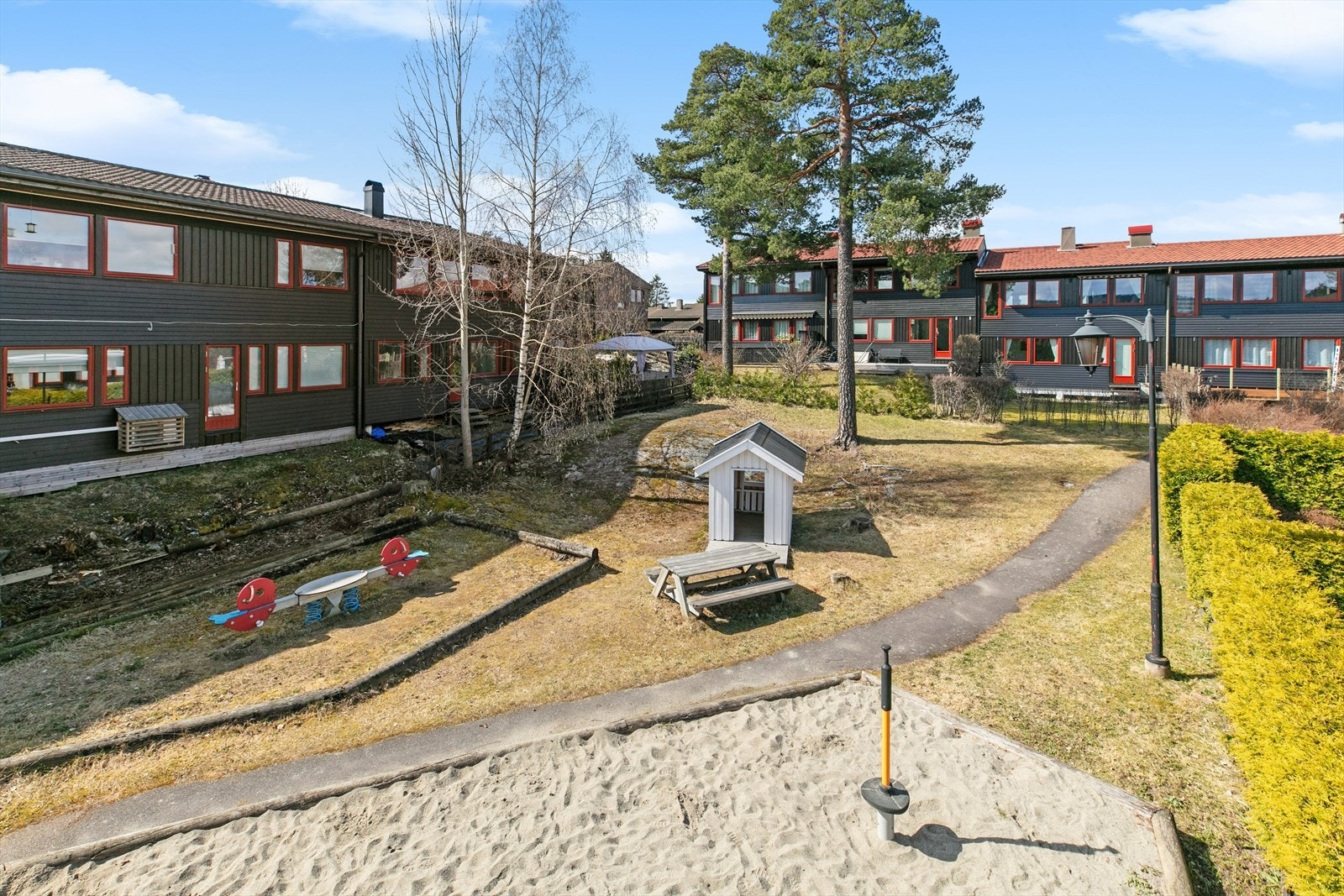 Meget barnevennlige omgivelser med umiddelbar nærhet til hyggelig lekeområde. Galleribilde