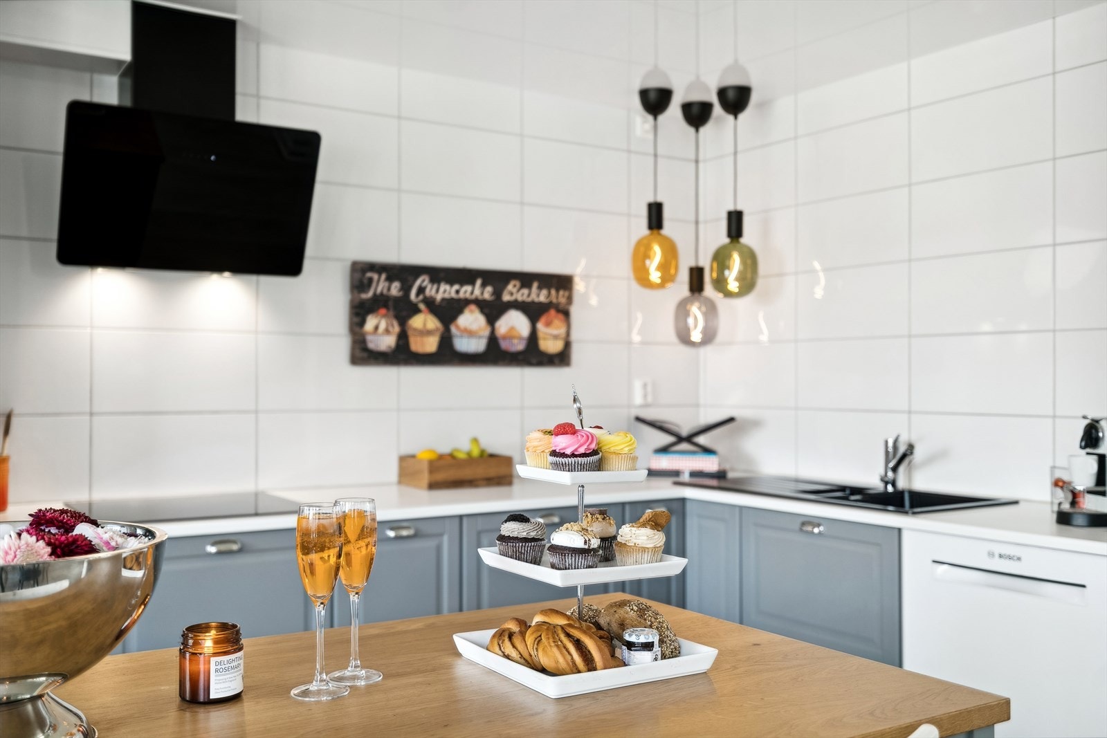 Kjøkkenet har meget god benkplass for den kokke- og bakeglade Galleribilde