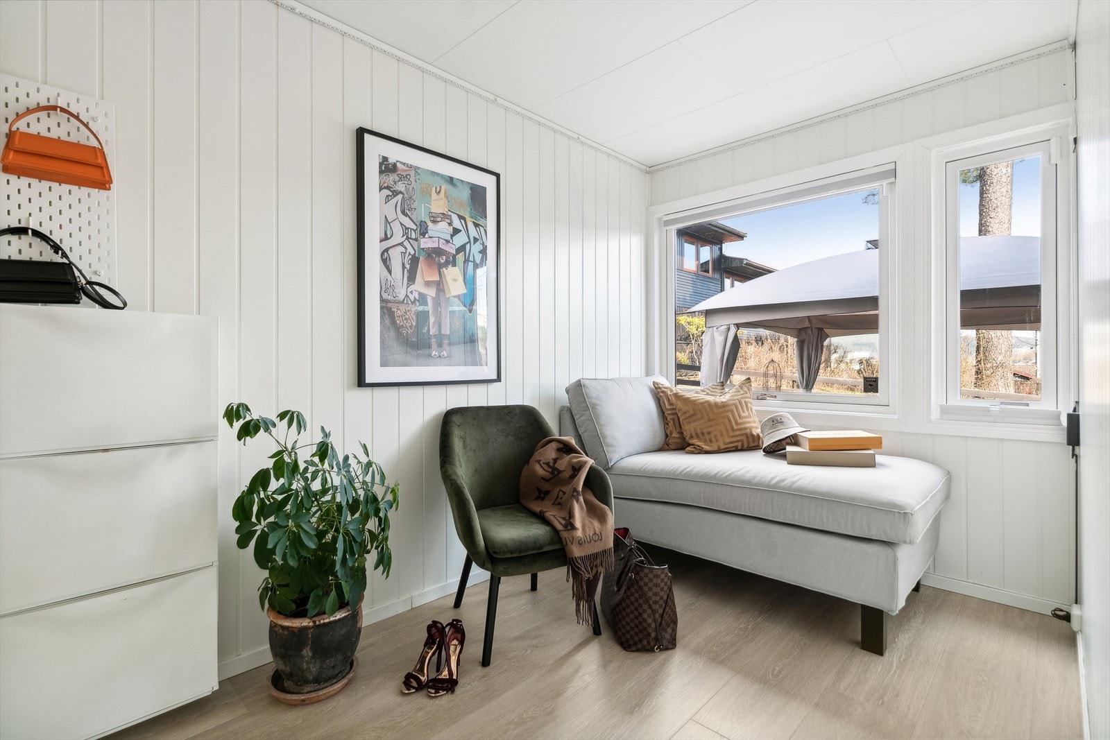 Boligens andre soverom er også av god størrelse med plass til seng, nattbord og oppbevaringsmøblement Galleribilde