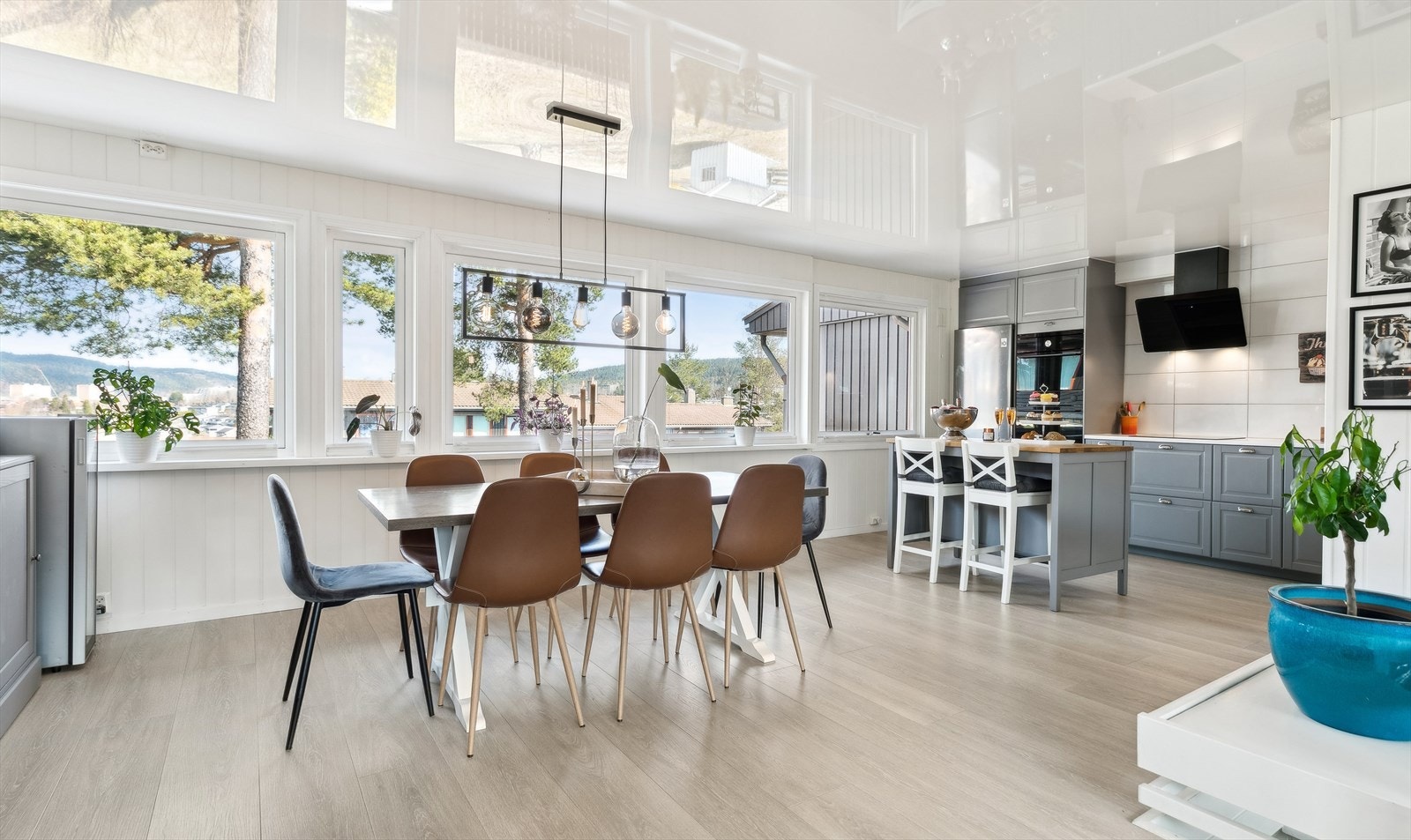 Store vinduer slipper inn rikelig med dagslys Galleribilde