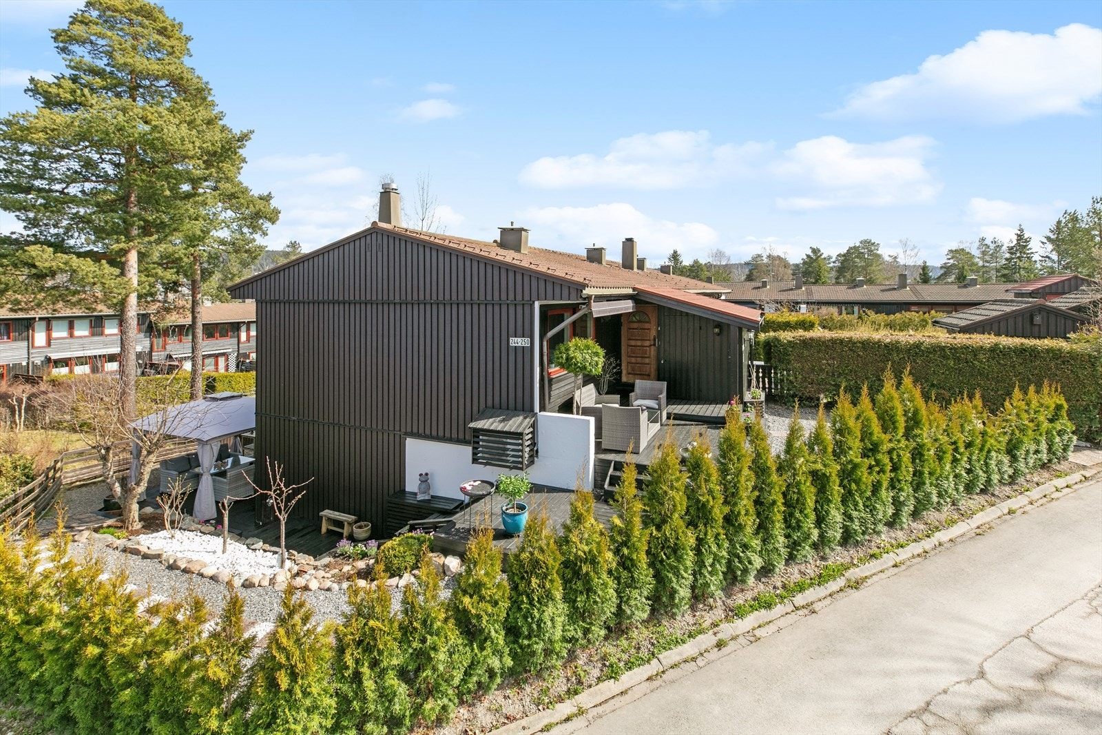 I enden av sin rekke. Garasjeplass i lukket garasjeanlegg med elbil lader. Galleribilde