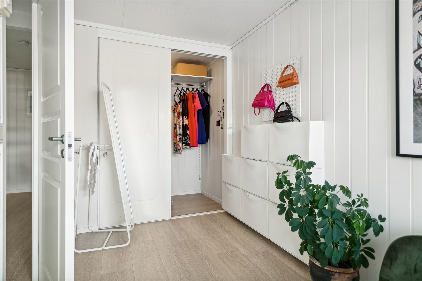 Ekstra dyp skyvedørsgarderobe Galleribilde