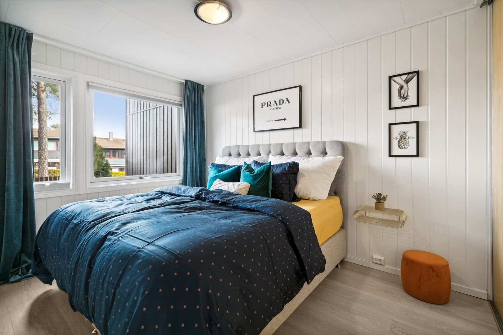 Romslig hovedsoverom med plass til stor dobbeltseng og nattbord Galleribilde