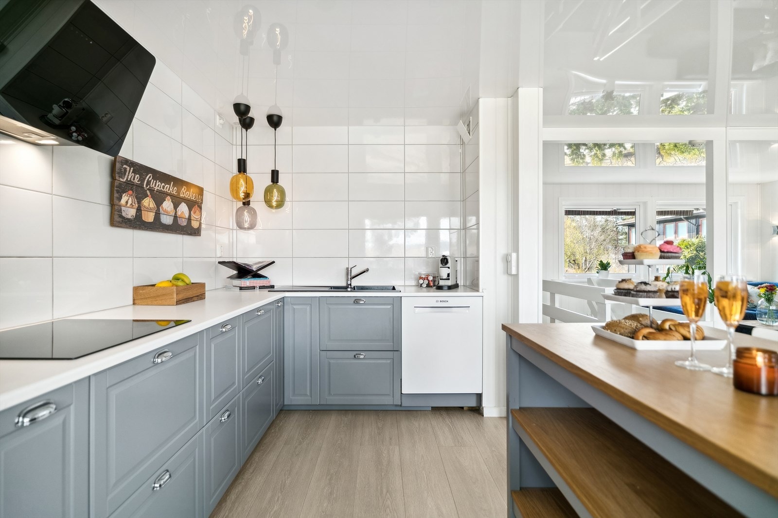 Det lagt folie i himlingen som gir rommet særpreg og meget god romfølelse Galleribilde