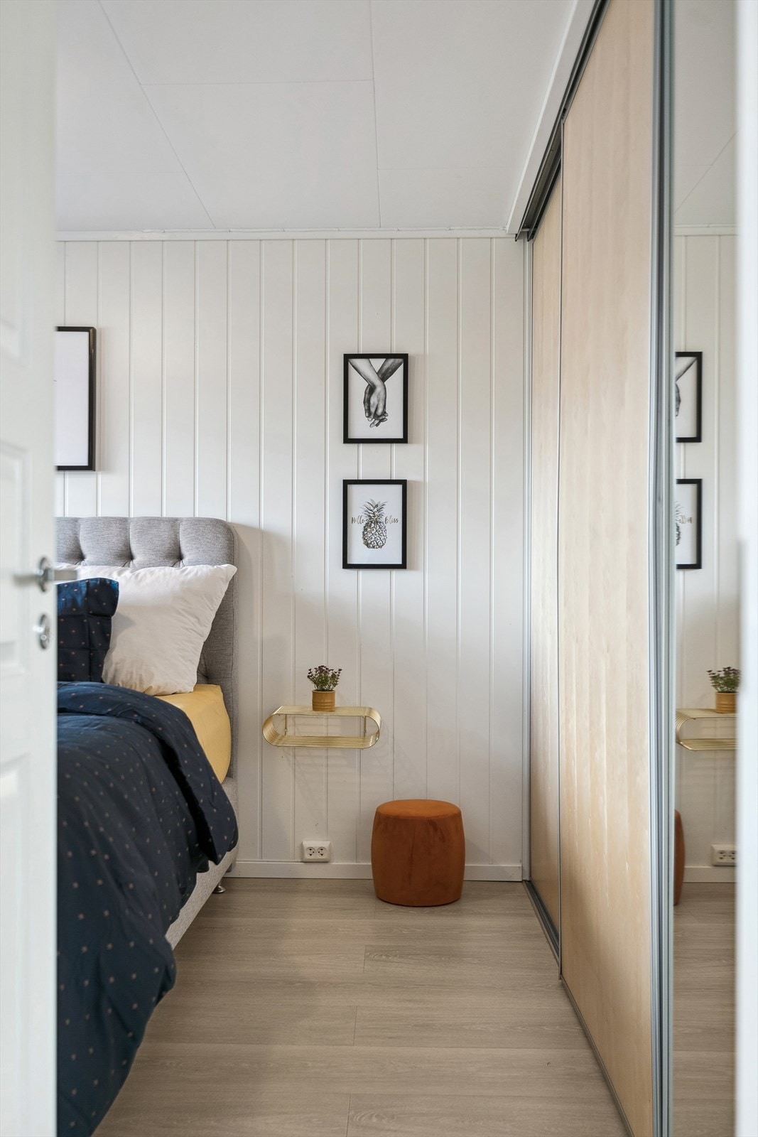 Soverommet har panel på vegger Galleribilde