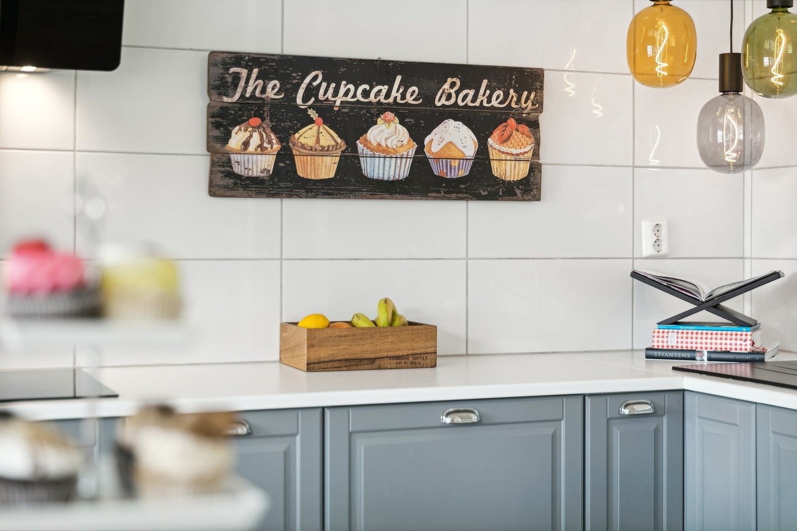 Kjøkkenet har fliser over benk Galleribilde