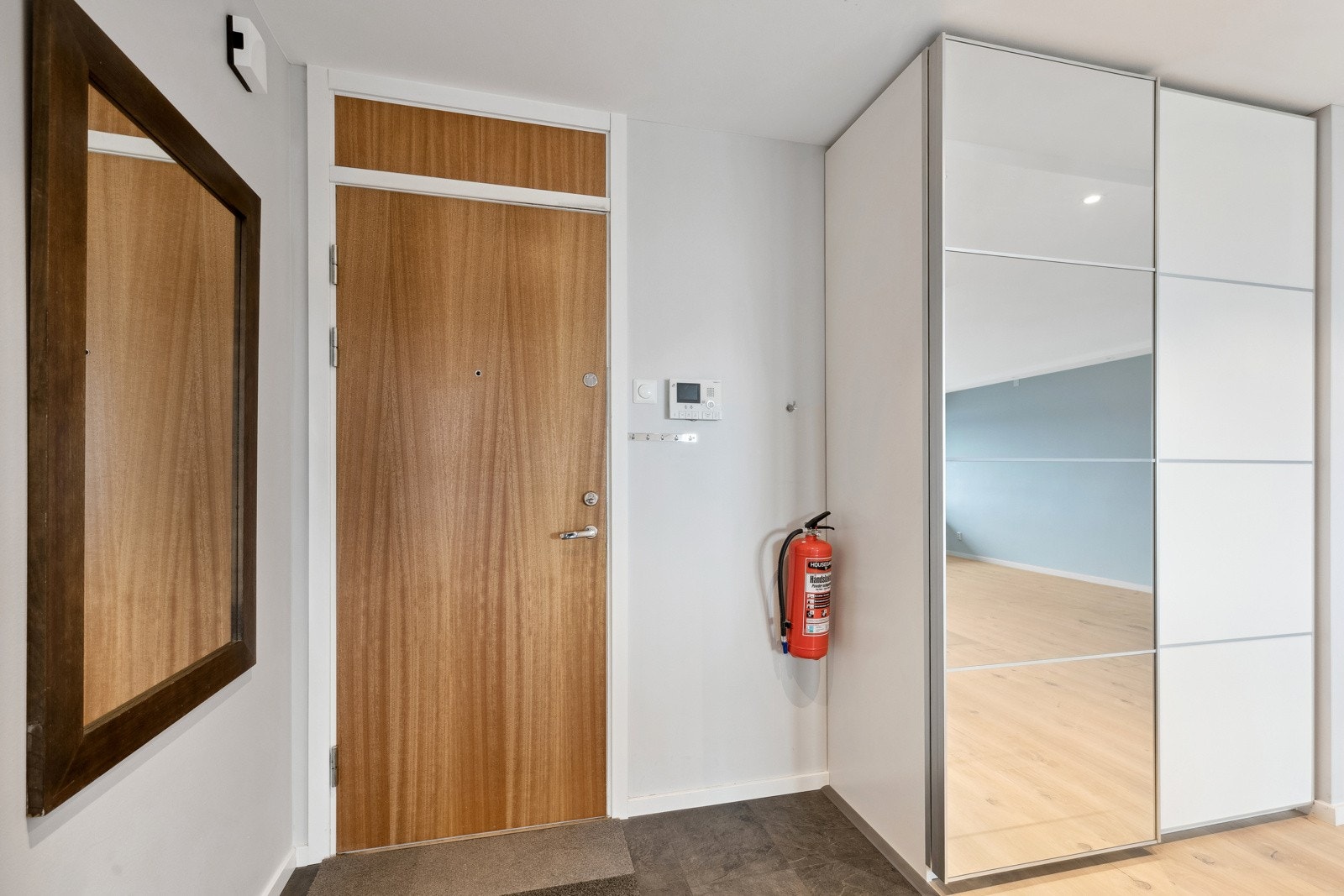 Entré med praktisk skyvedørsgarderobe Galleribilde