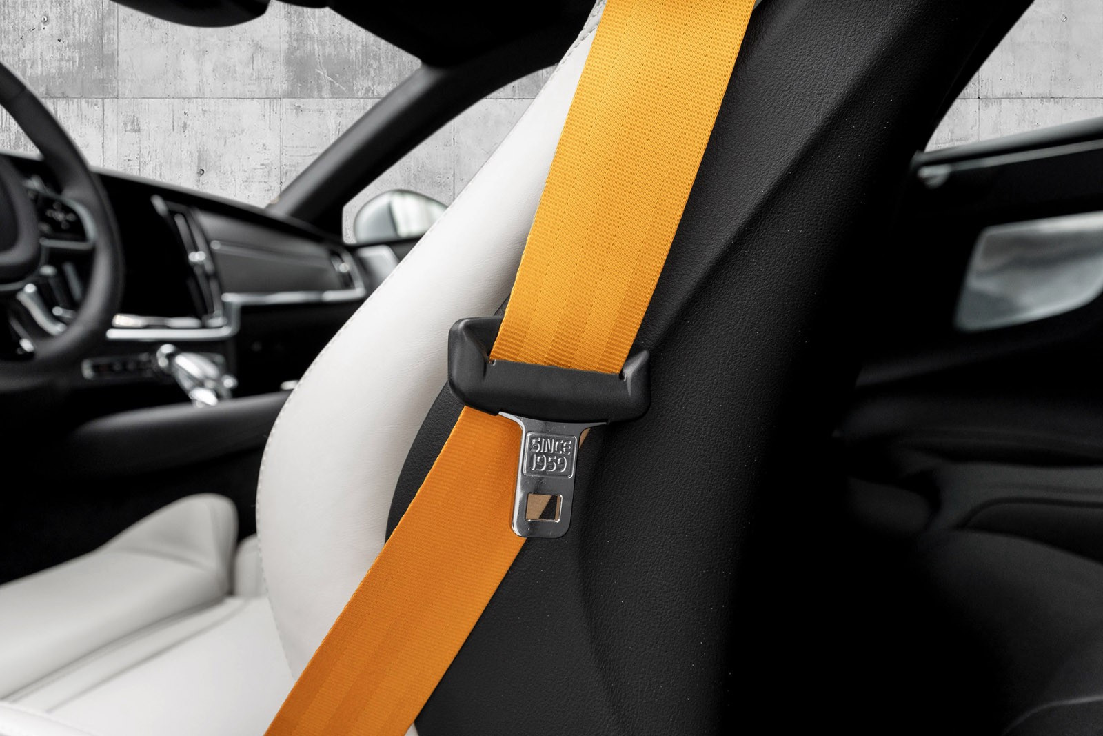 Lett å legge merke til de oransje Performance bilbeltene som er en lekker detalje