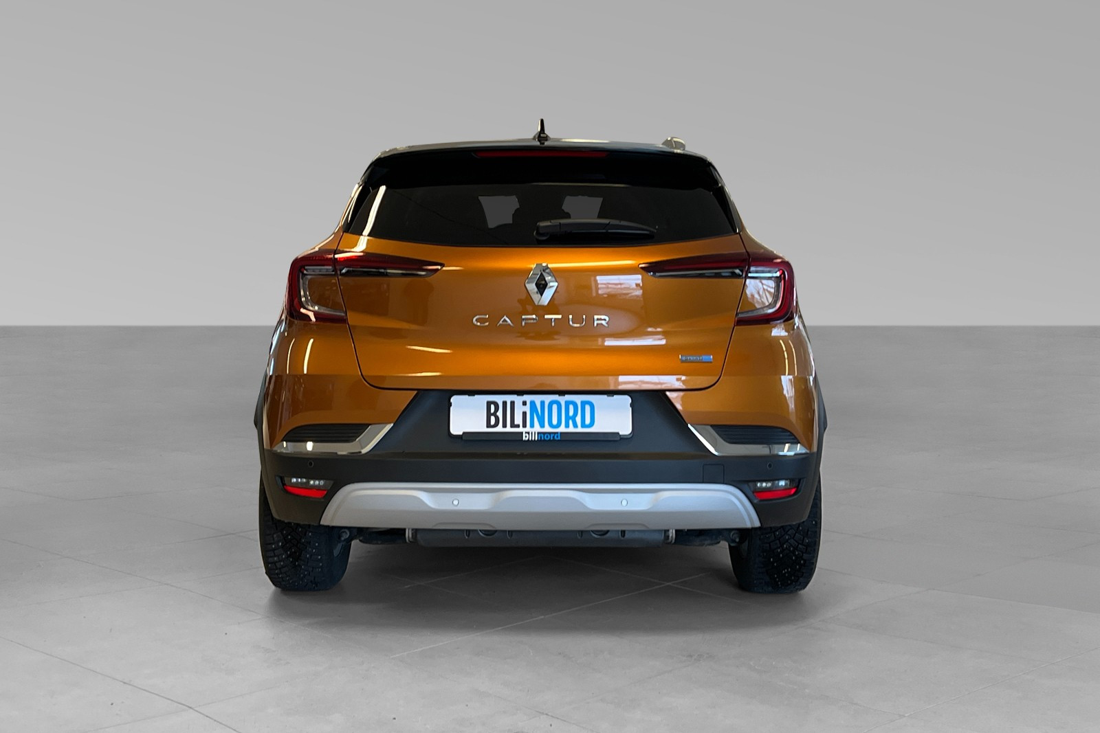 2021 Renault Captur E-TECH Plug in Hybrid i nydelig farge orange med sort tak