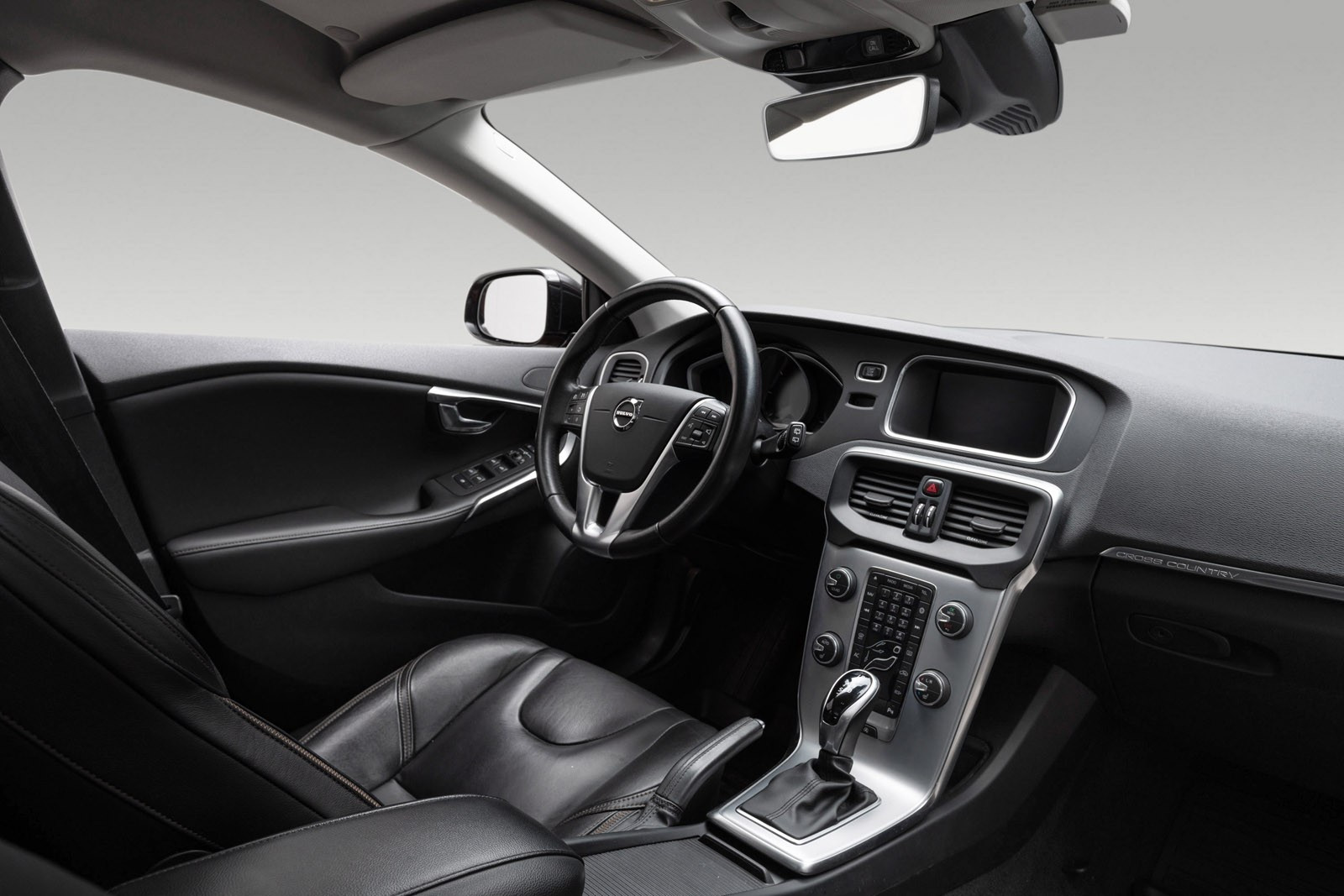 Denne har også Volvo on Call som gjør at man kan koble til bilen med app for fjernstyring av forvarming og låsing