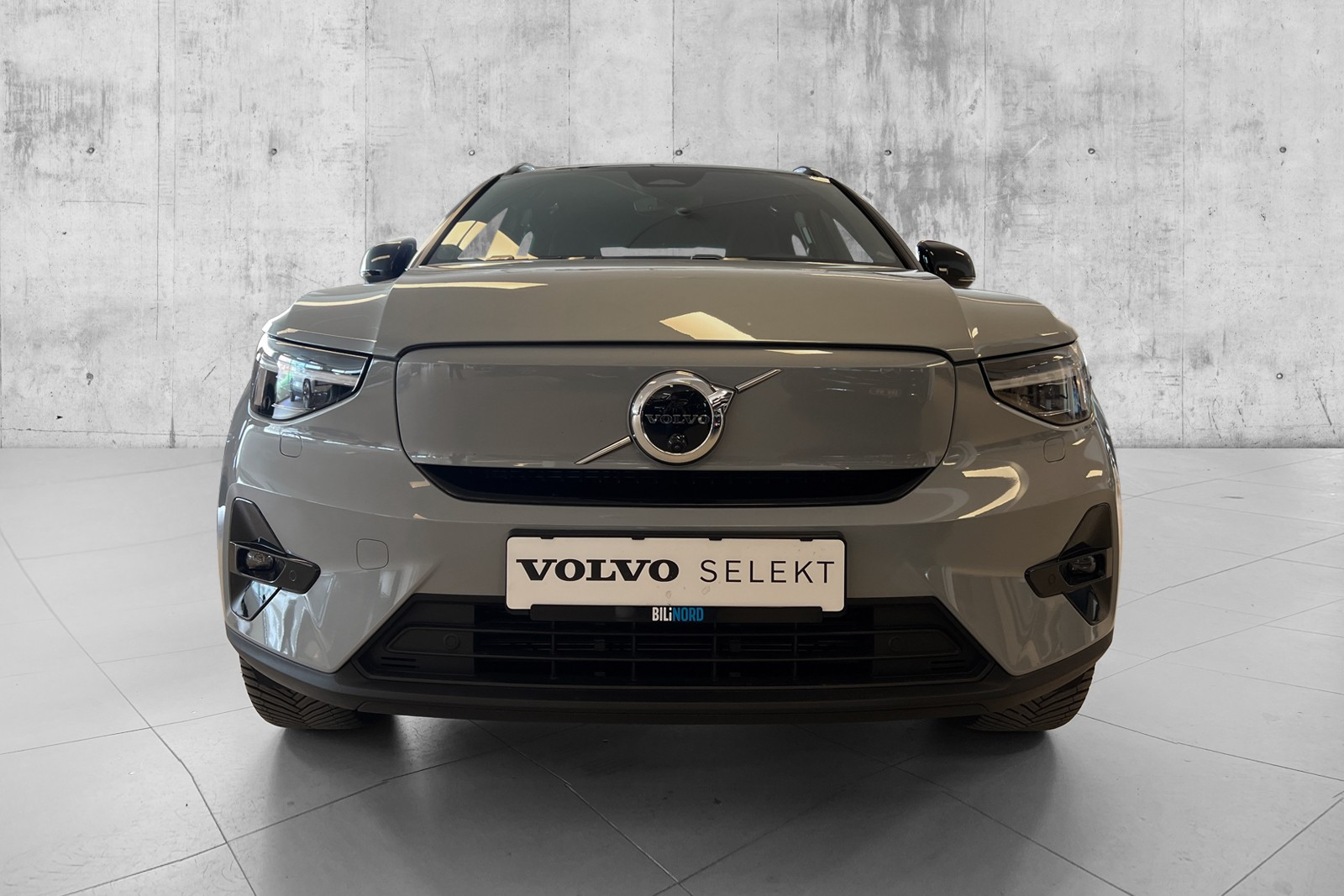 Interigrert parkeringskamera foran interigrert i Volvo emblem