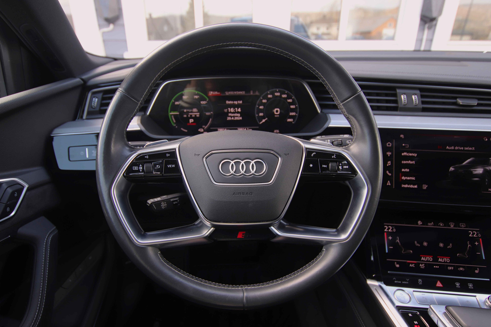 Hovedbilde av Audi e-tron