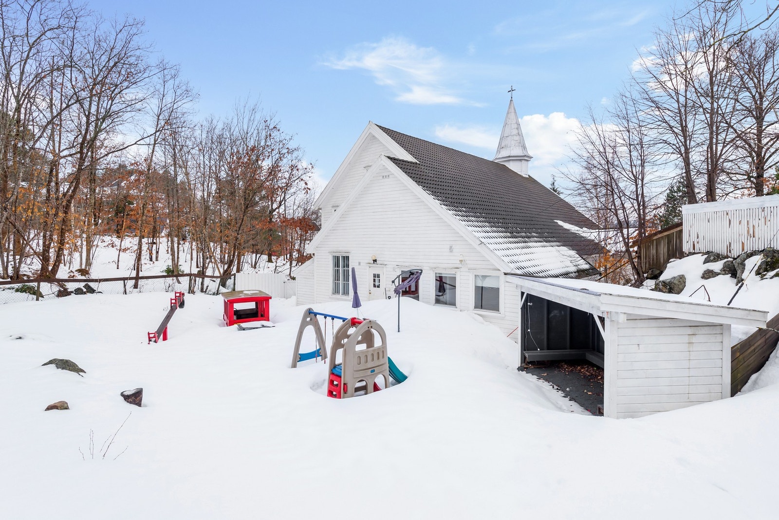 Deler av bygget er brukt til barnehage. Her er det egen inngang. Galleribilde