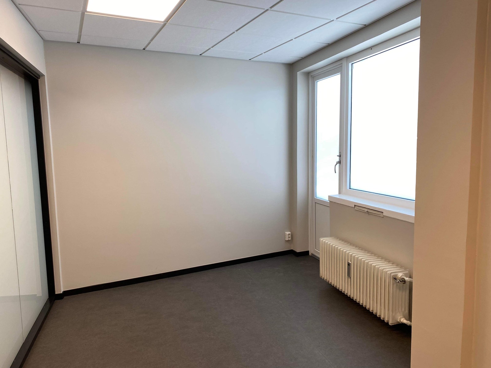 Ledig kontor/ behandlingsrom med privat balkong Galleribilde