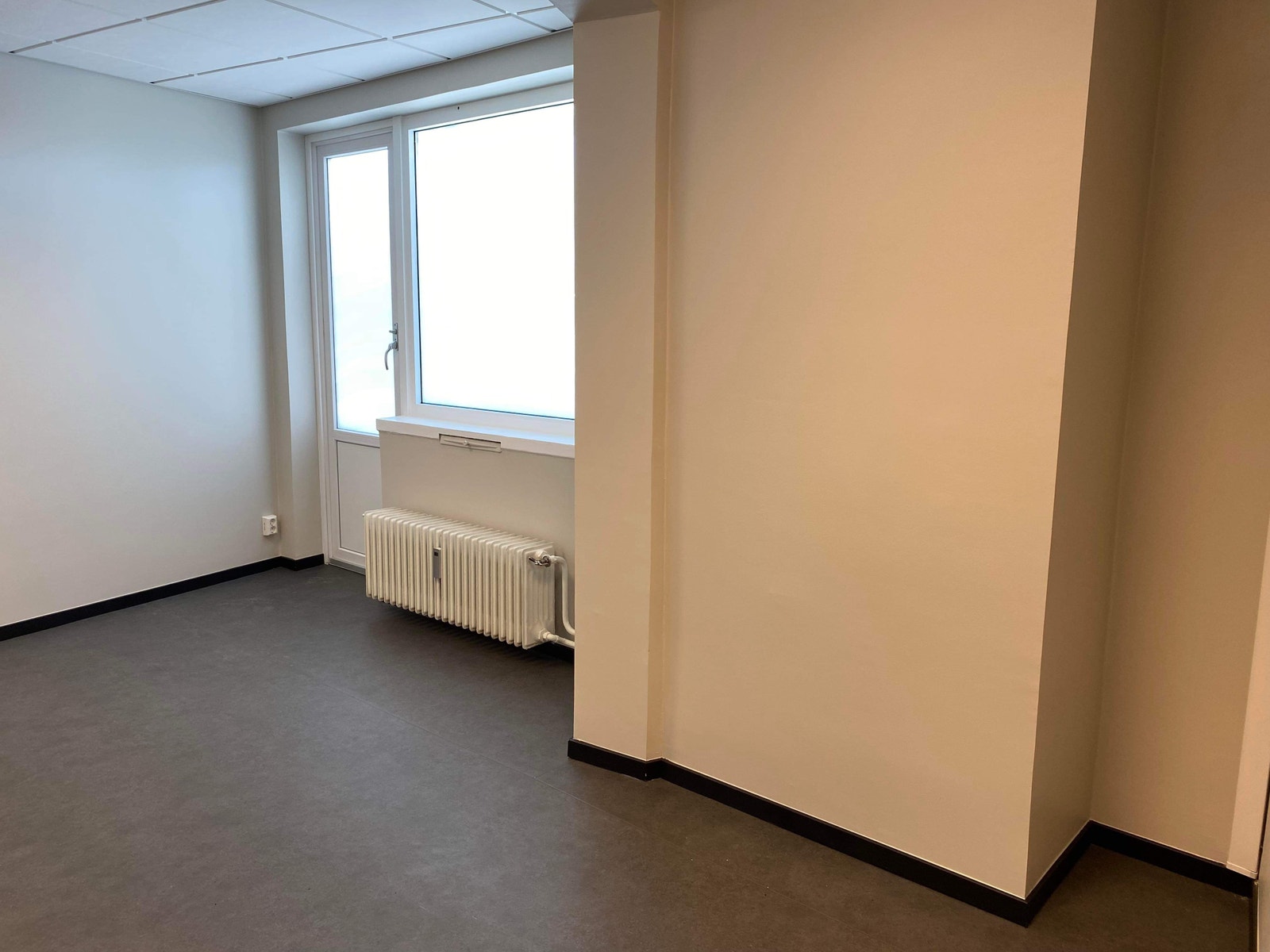 Ledig kontor/ behandlingsrom med privat balkong Galleribilde
