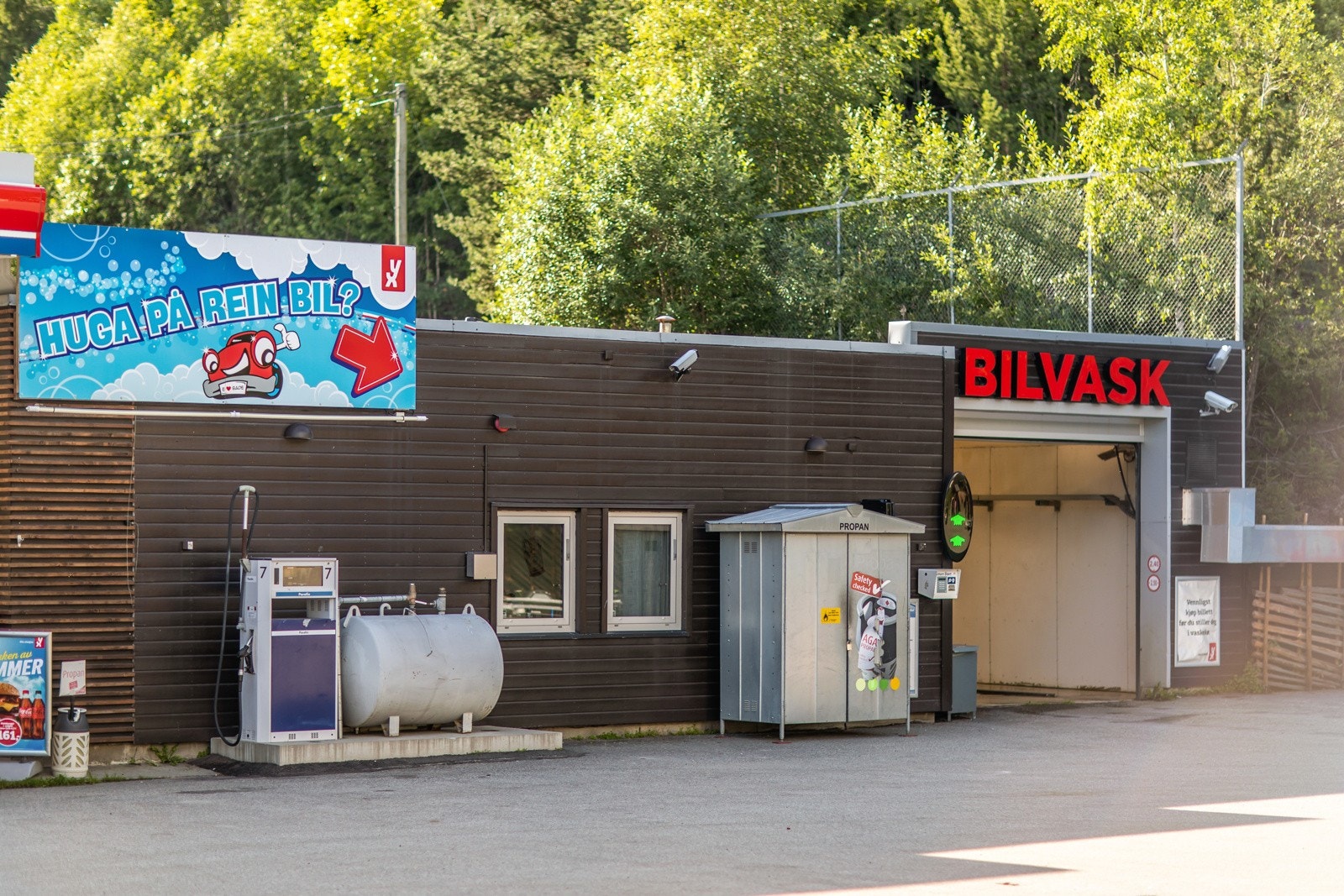Denne stasjonen skiller seg ut med å fokusere på dialekt på reklameskilt Galleribilde