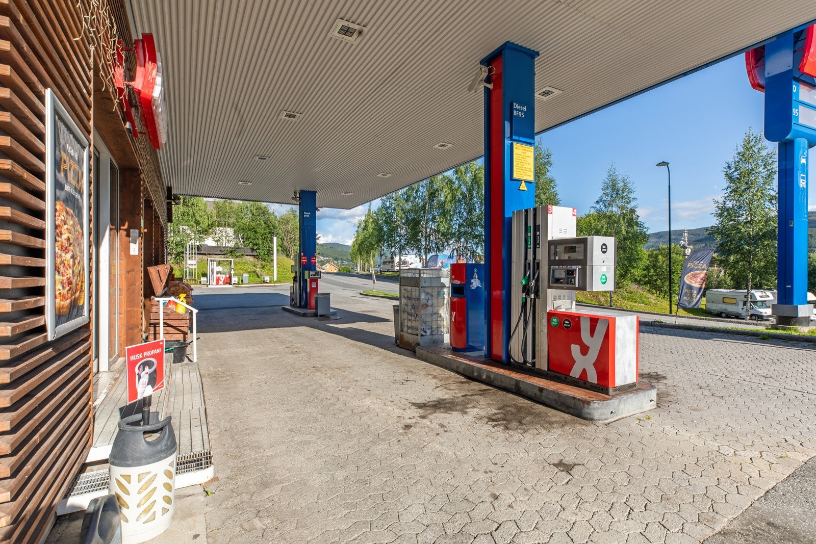 Det er opplyst om at grunnen er undersøkt i forbindelse med skifte av tankanlegg i 1997 - det ble da sanert endel masser som ble kjørt bort til deponi. Galleribilde