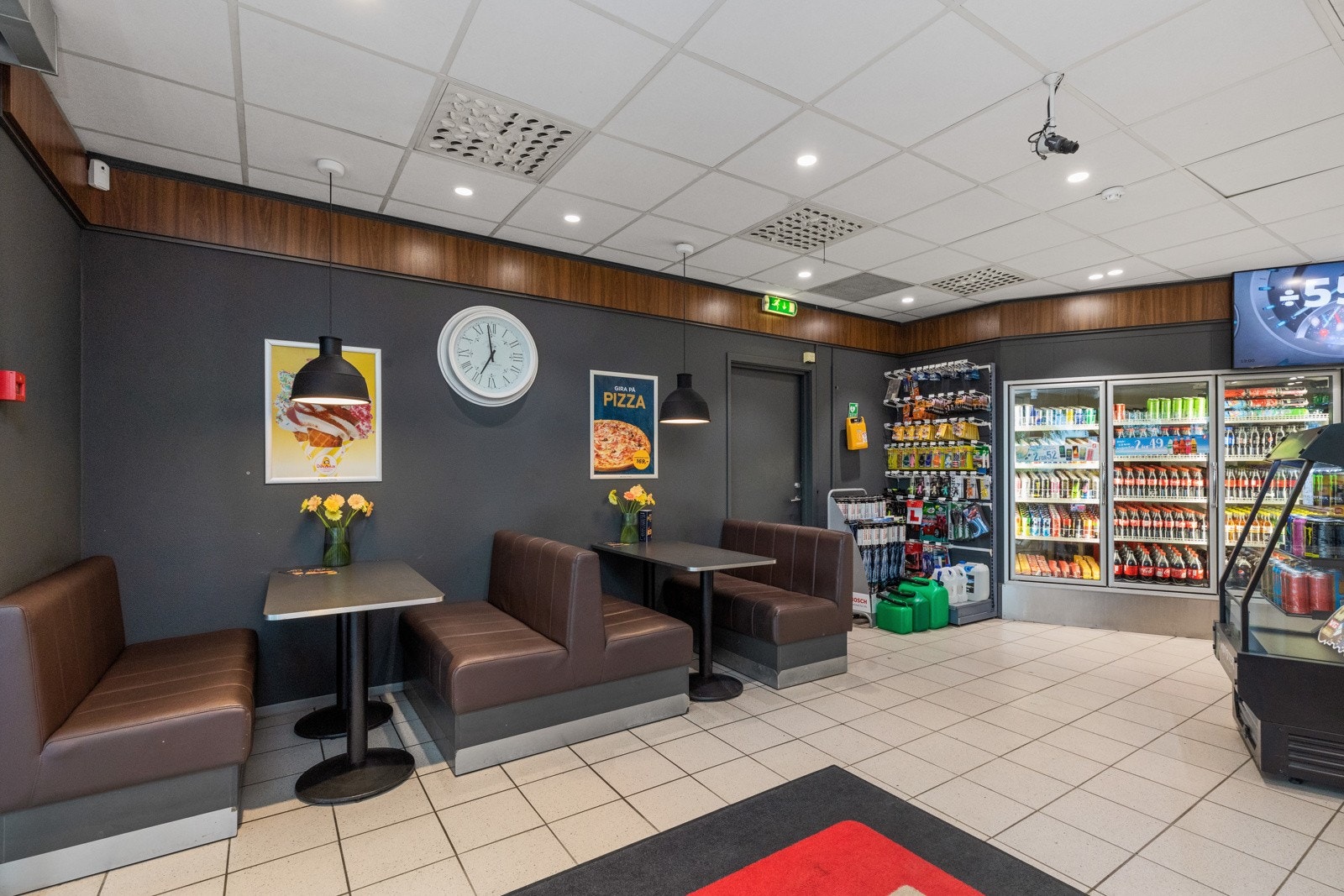 Etter oppgradering er det også blitt trivelige sitteplasser som gjør at dette er en hyggelig sted å møtes for å spise. Galleribilde