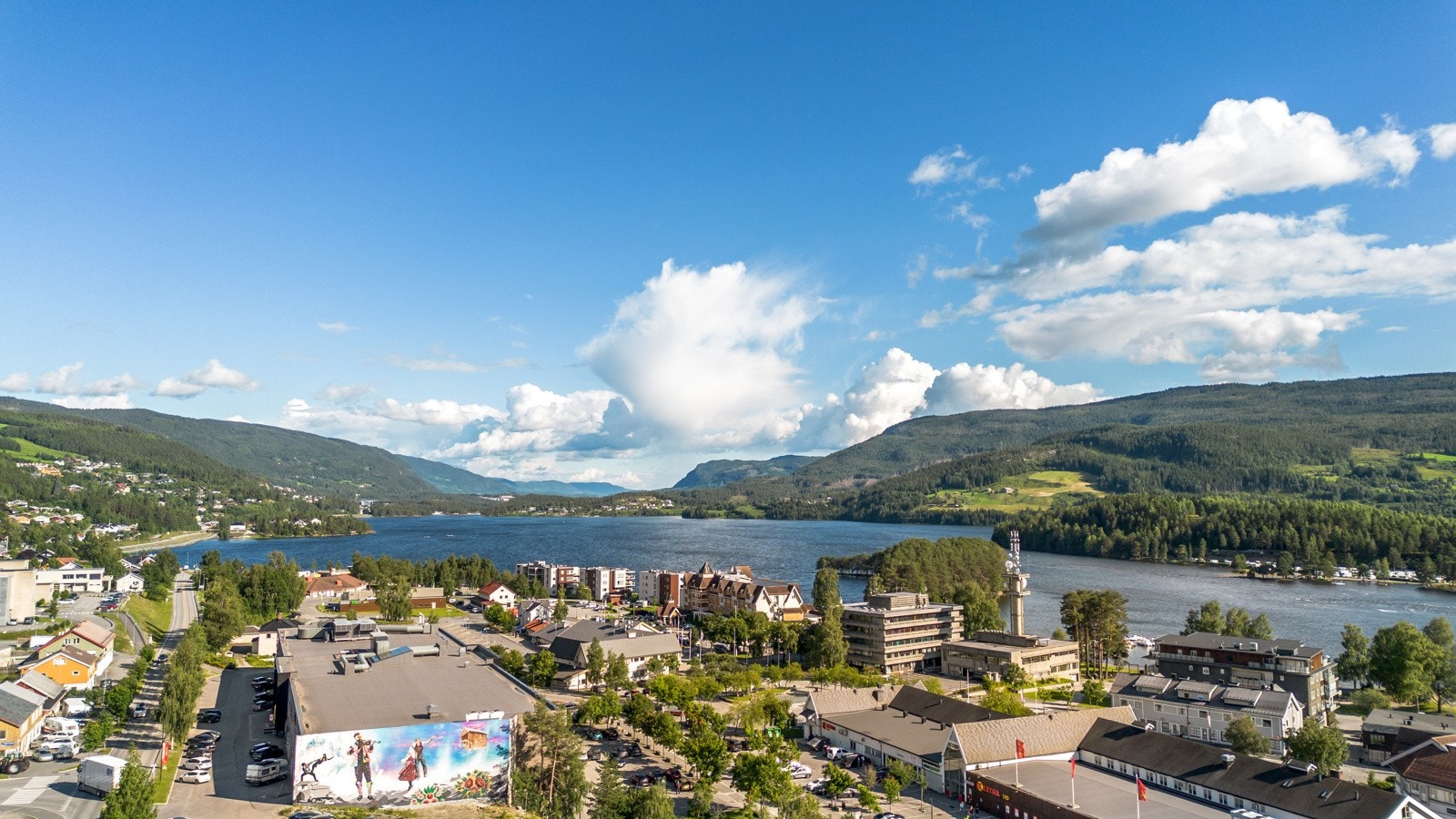 Fagernes ligger i hjertet av Valdres, og er en sjarmerende by som gir deg en smak av ekte norsk natur og kultur. Galleribilde