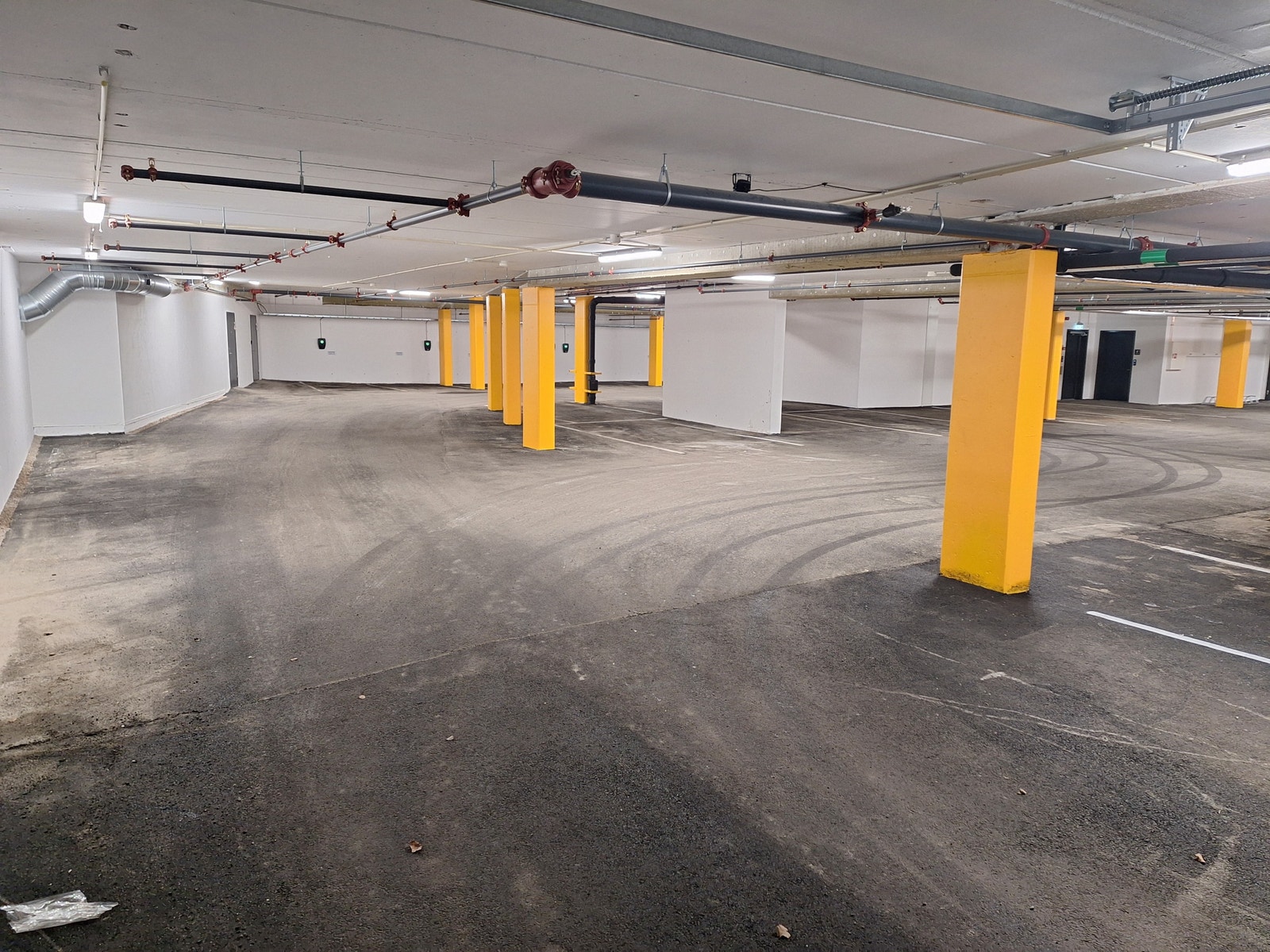 Nytt, fresht parkeringsanlegg. Det er i tillegg etablert lager-muligheter i denne etasjen.
Pt tilbys 14 stk ledige plasser. Galleribilde