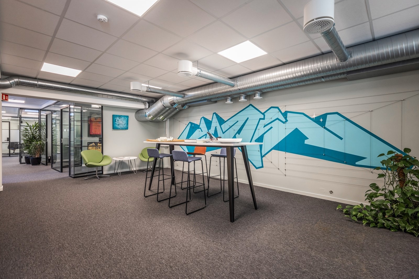 Kjøkken med sosial sone som også egner seg for åpent kontorlandskap. Galleribilde