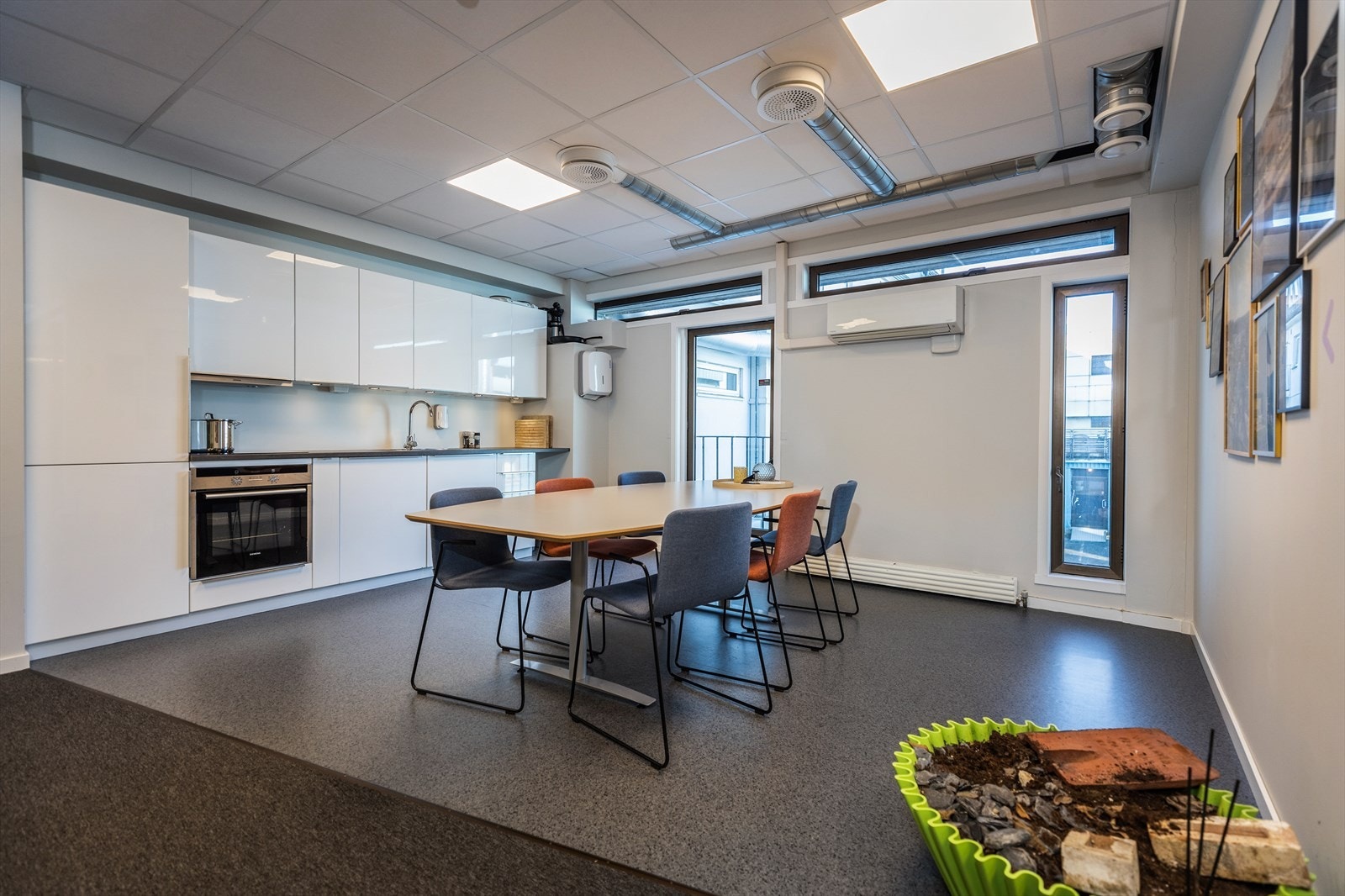 Kjøkken med spiseplass. Galleribilde