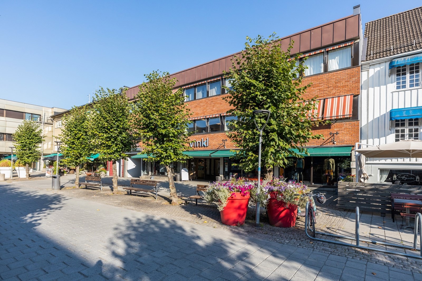 Idrettsveien 4 - moderne kontorlokaler med profilering mot gågate. Galleribilde