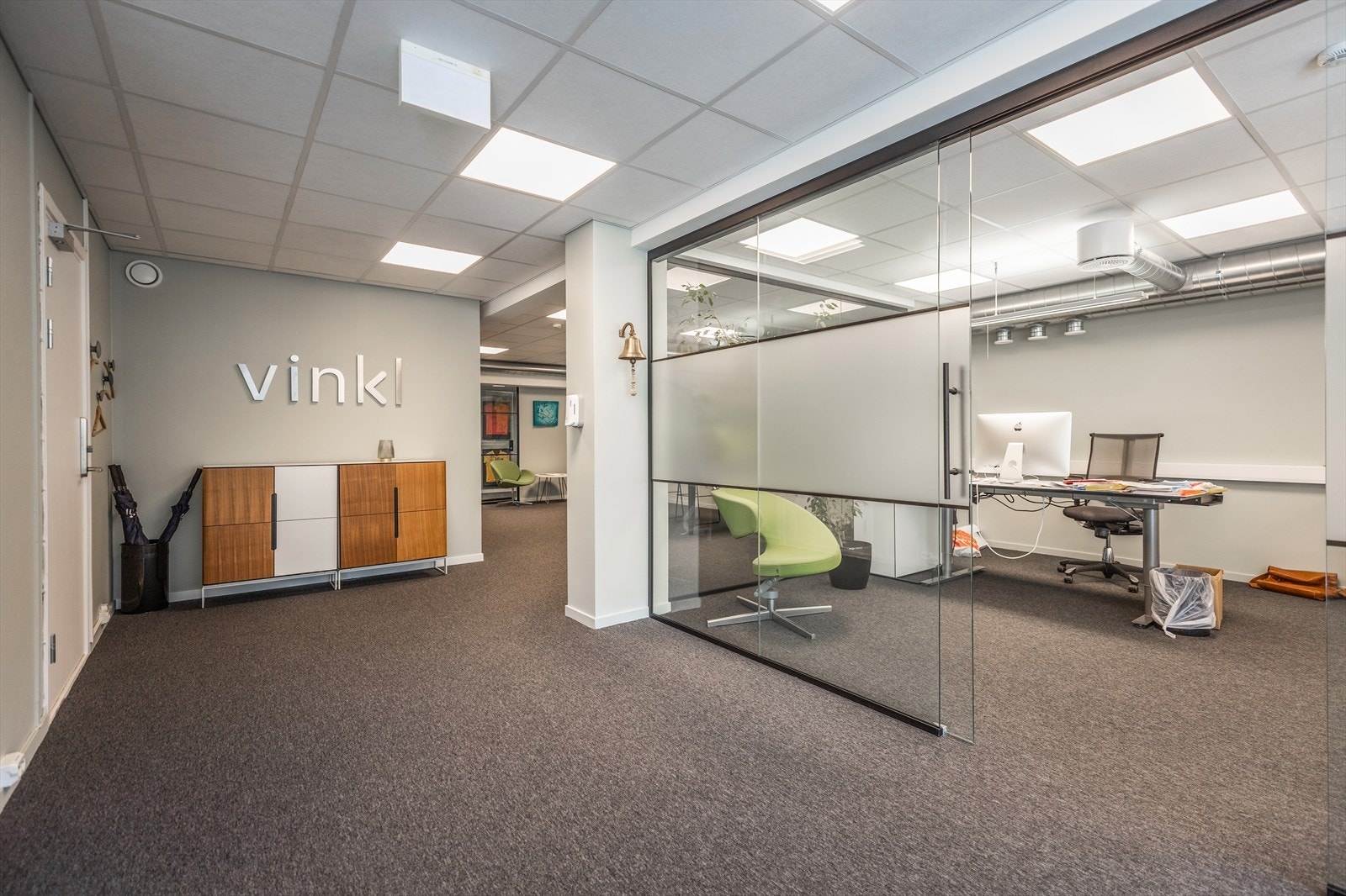 5 kontorer med glassfronter hvor flere er store og kan deles av opptil fire arbeidsstasjoner. Galleribilde