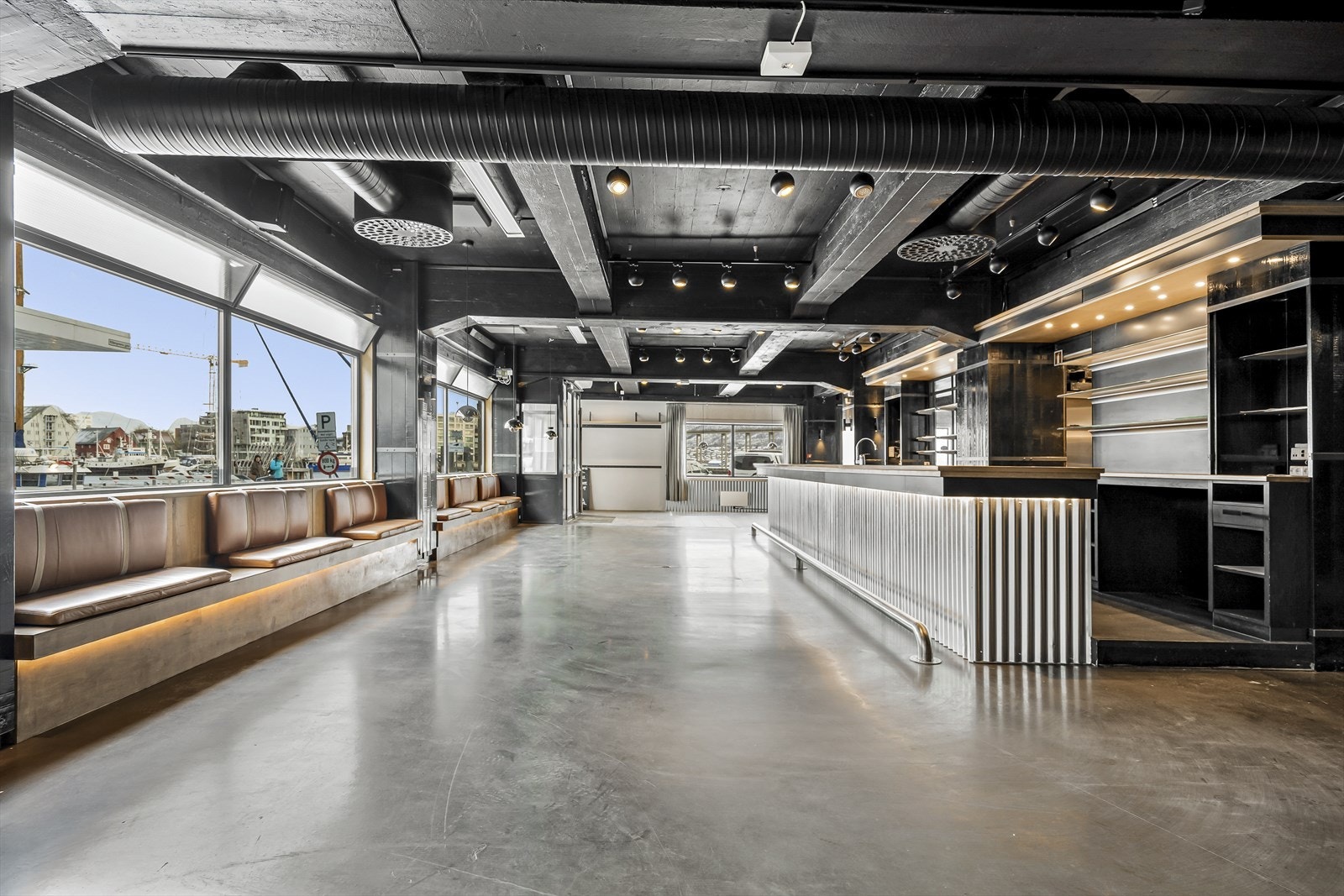 Flotte lokaler med utsikt over Tromsø havn. Galleribilde