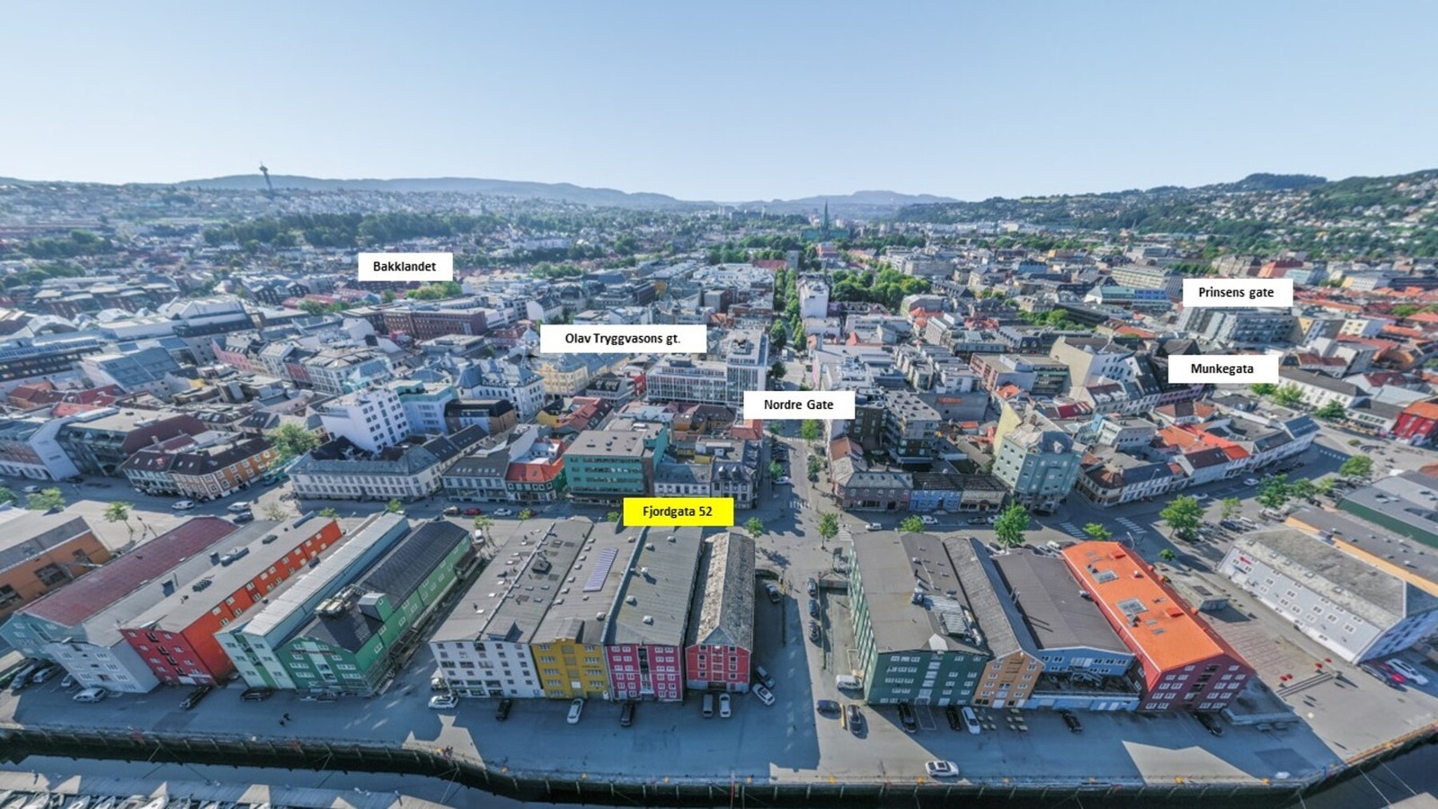 Fjordgata 52 har en sentral beliggenhet langs kanalen vendt mot en av Trondheims populære handelsgater, Fjordgata. Herfra er det kort vei til alt av servicetilbud og kollektivtransport. Galleribilde