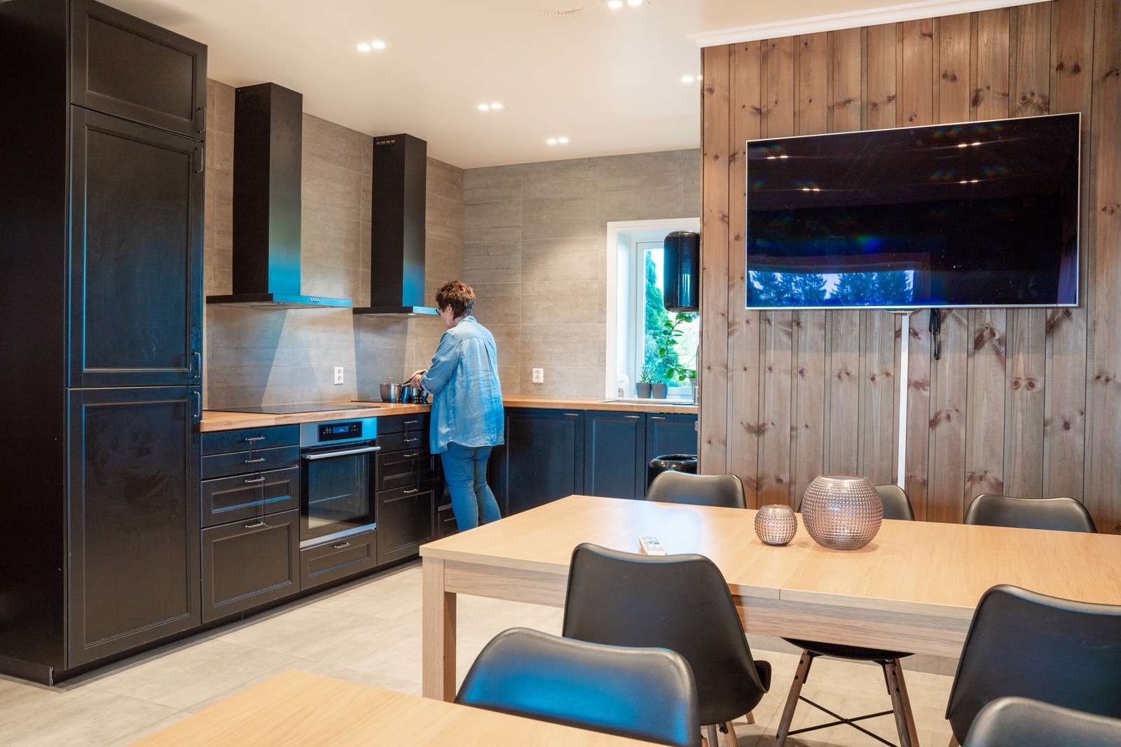 Felleskjøkkenet med TV har et moderne inntrykk og gode fasiliteter for våre gjester. Galleribilde