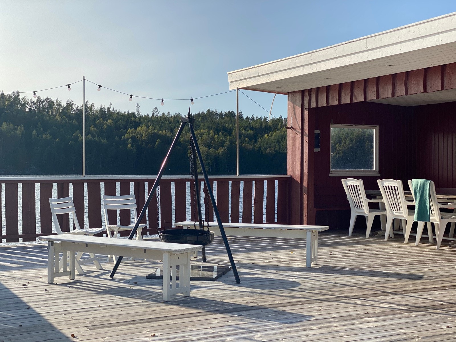 Strandplatting for sosiale sammenkomster med overbygg, grillmuligheter og belysning Galleribilde