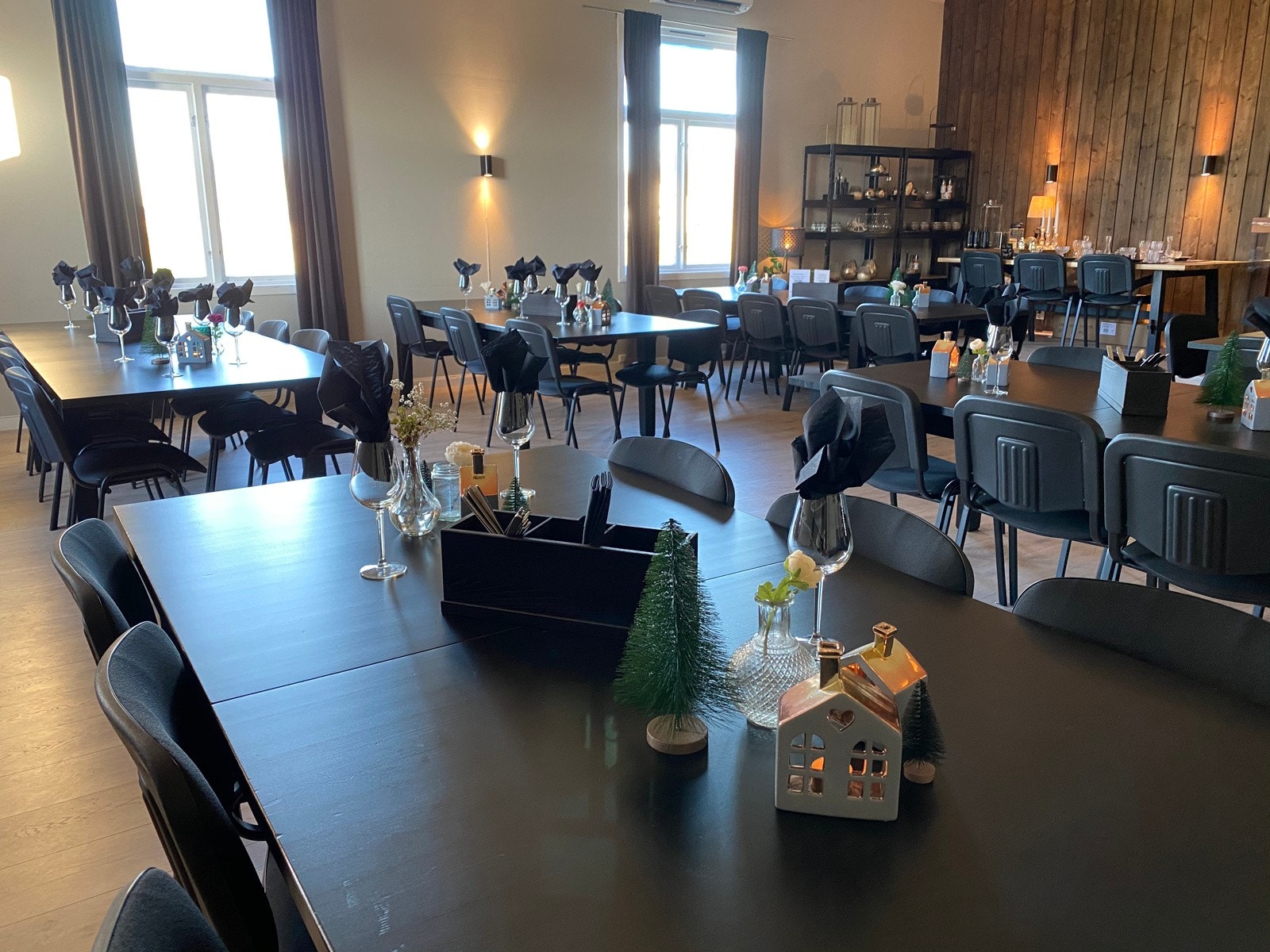 Kirkeng Camping har en egen restaurant på området, som også har vært brukt til resepsjon, kiosk, arrangementer, selskaper, kurs- og konferanse. Galleribilde