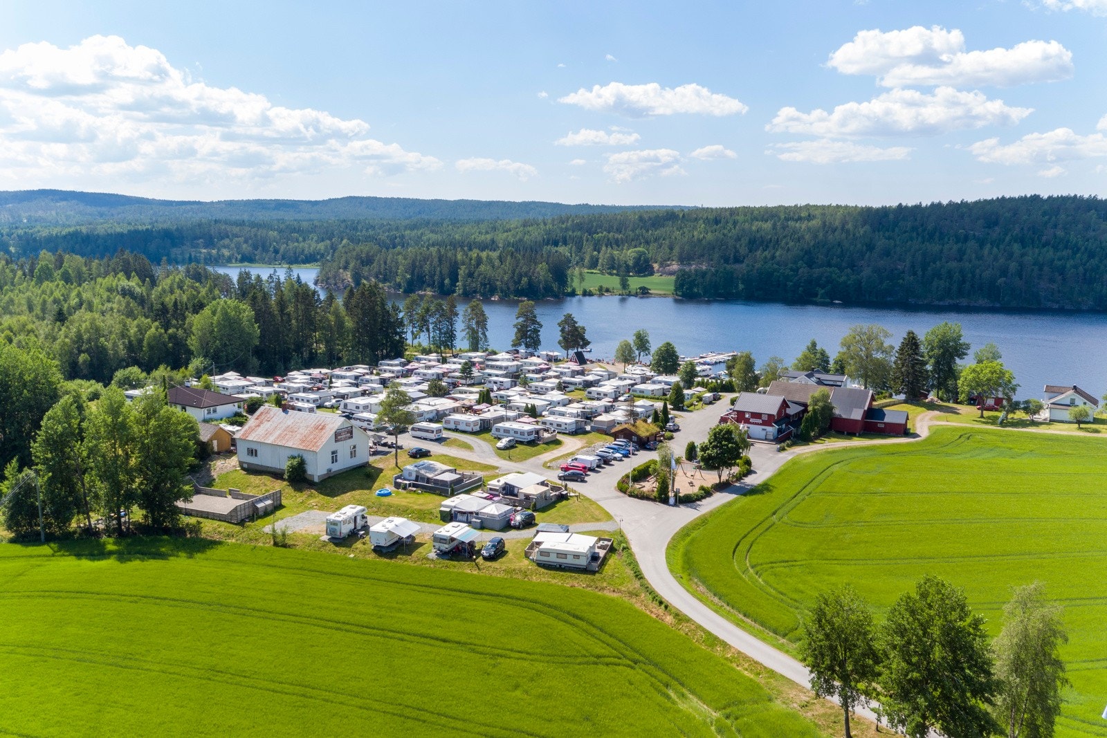 Campingplassen har ca 105 plasser totalt, av disse er 75 stk er helårsplasser, hvor det hvert år er venteliste for å få plass Galleribilde