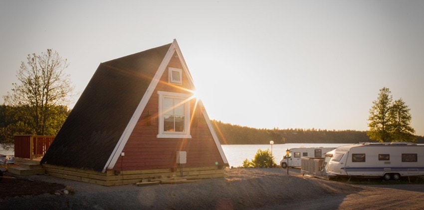Hytte ved vannkanten med kveldssol og utsikt Galleribilde