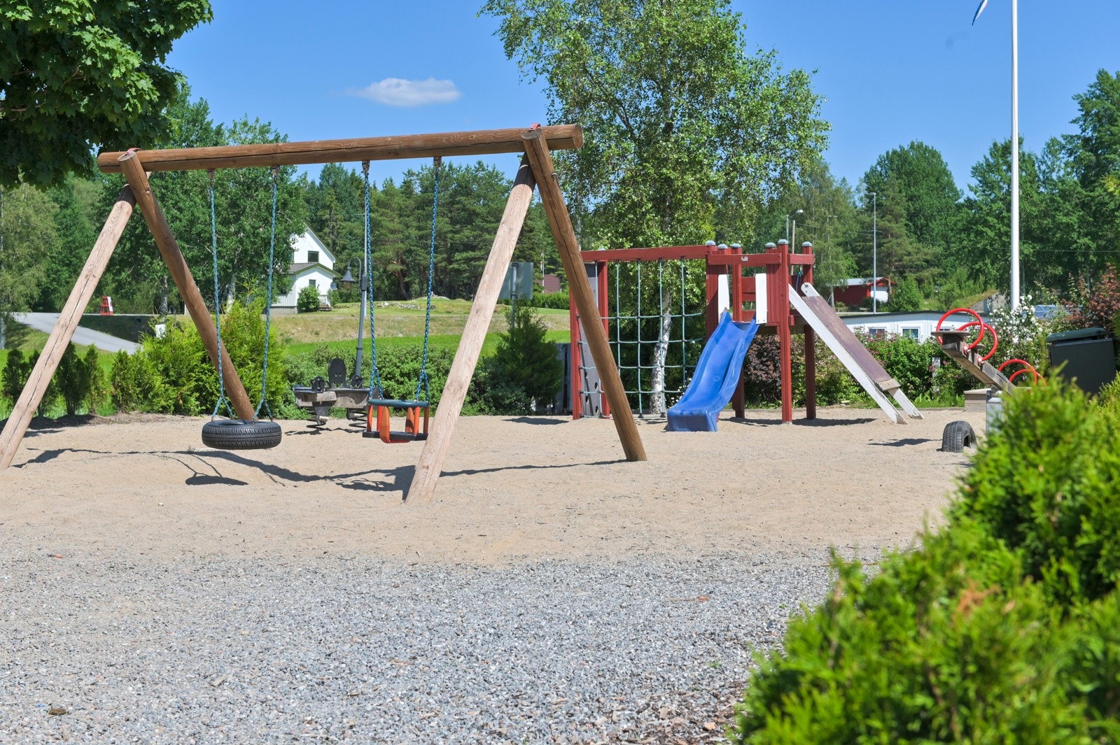 Området har lekeplass, trampoline, lekeplass, tråbiler, kanoer, vannaktiviteter m.m. Galleribilde
