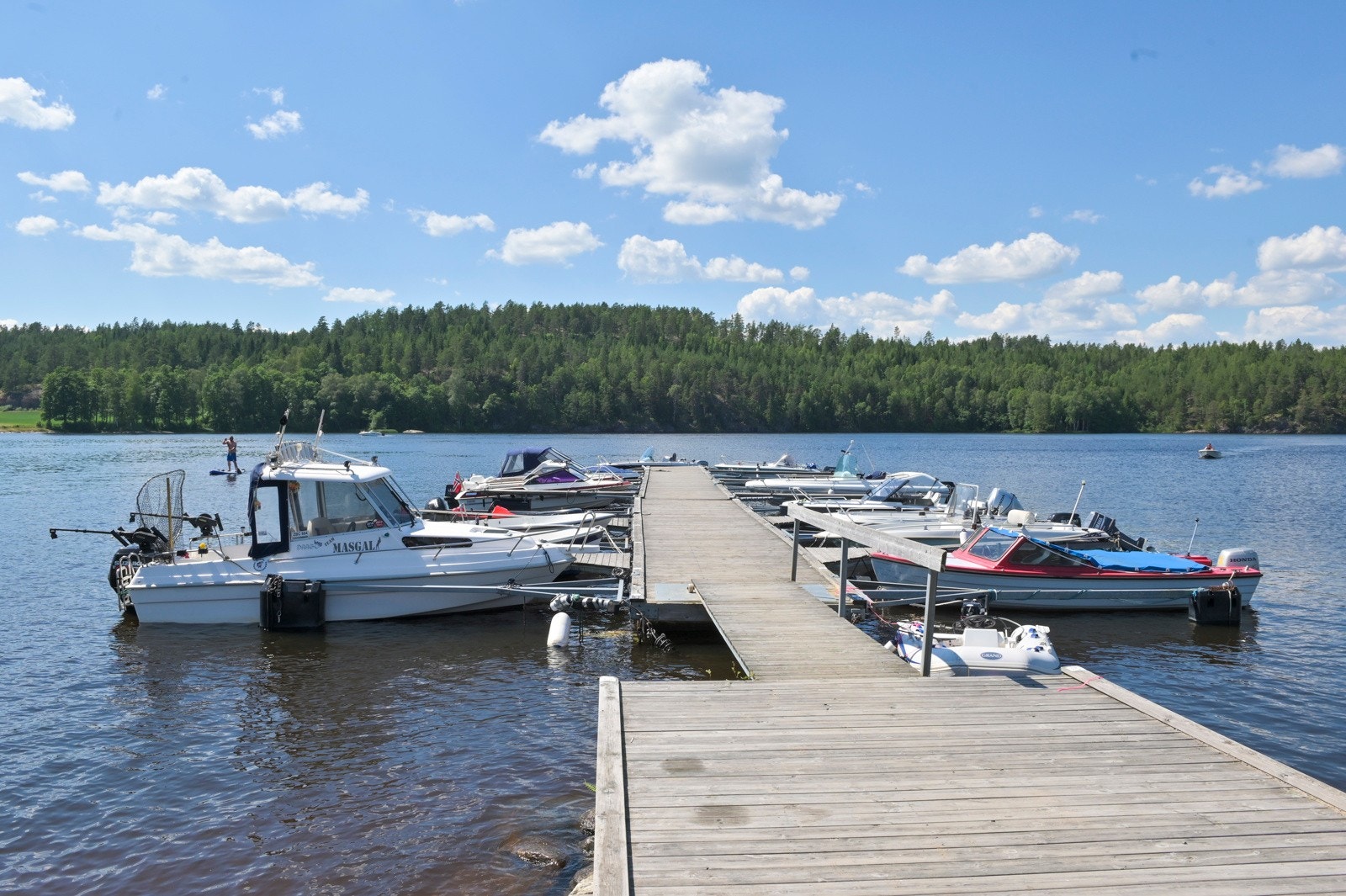 Eget bryggeanlegg med båtplasser til 24 stk. Regulert for utvidelse. Galleribilde
