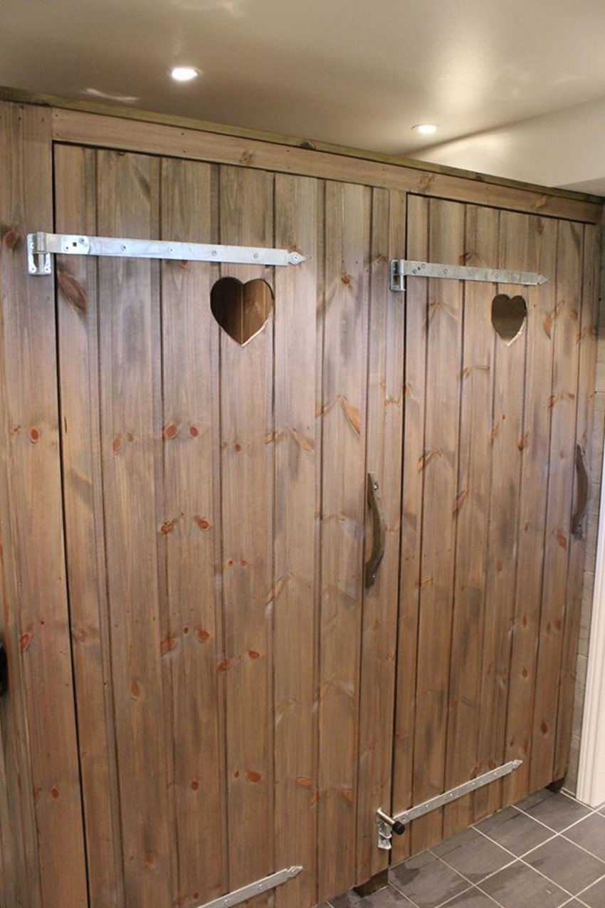 Barna har eget toalettrom, dusj og badekar Galleribilde