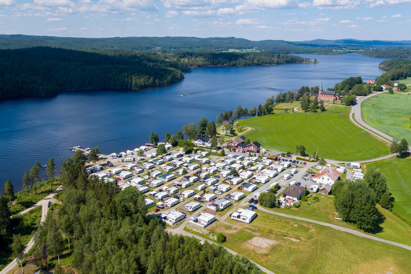 Eiendommen fra sør, med grøntområde og skog tilhørende eiendommen Galleribilde