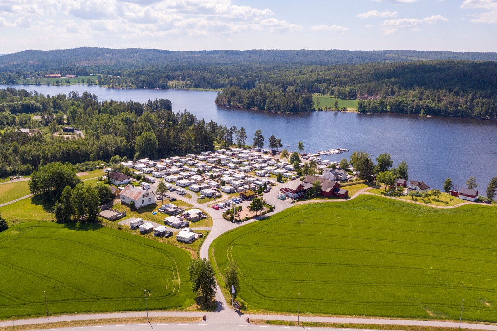 Eiendommen fra Øst, med innkjøring fra RV21, midt mellom Halden og Ørje og kort avstand til E6 og E18. Omringet av flott natur, vassdrag og omgivelser. Galleribilde