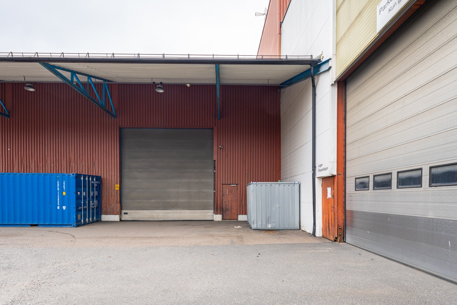 Godt med parkering og lagringsmuligheter utomhus. Galleribilde