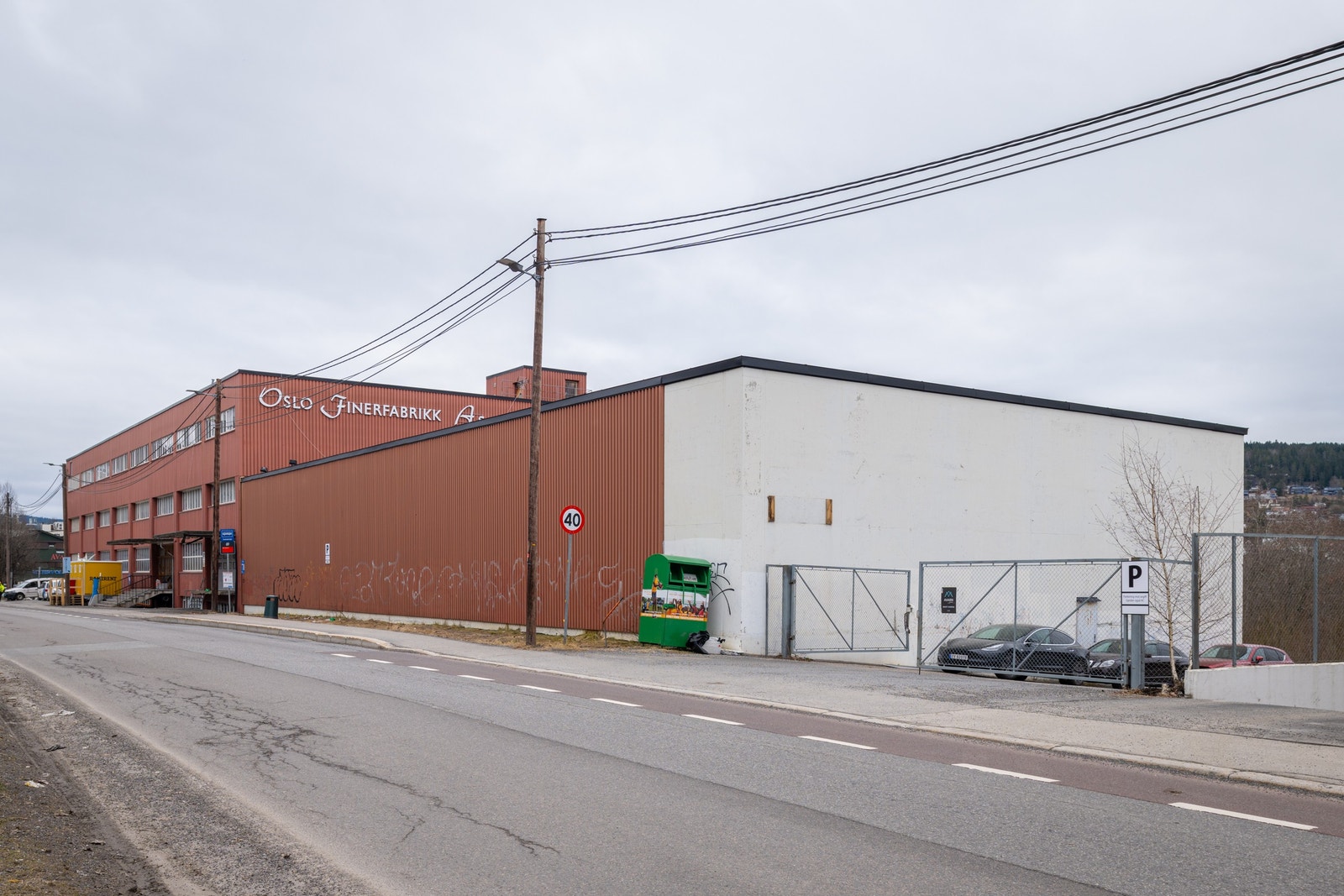 Området nedenfor bygget kan stenges av med port. Galleribilde